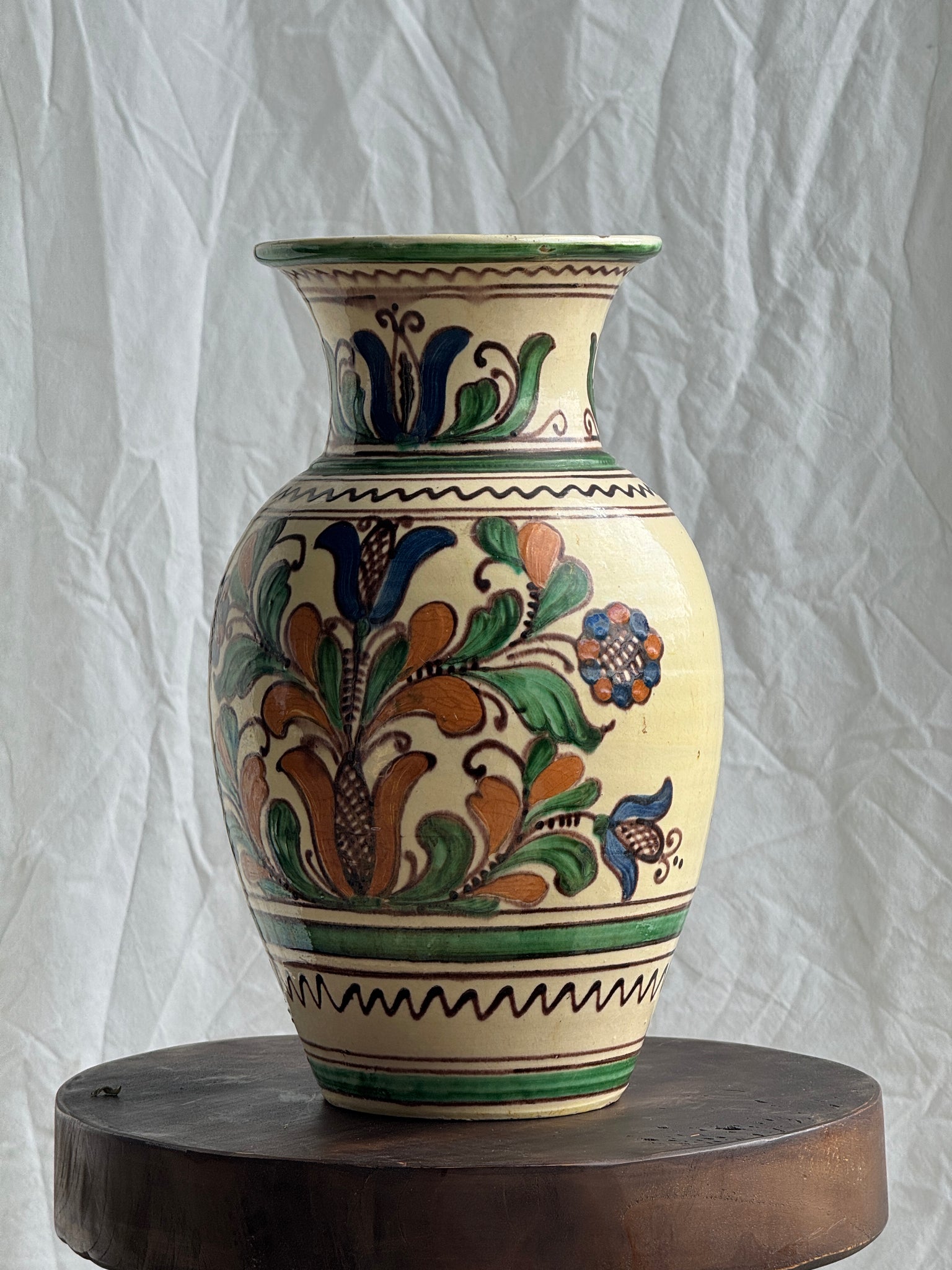 Grand vase provençal fond beige décor vert, bleu et brun de végétaux stylisés et frises géométriques H31