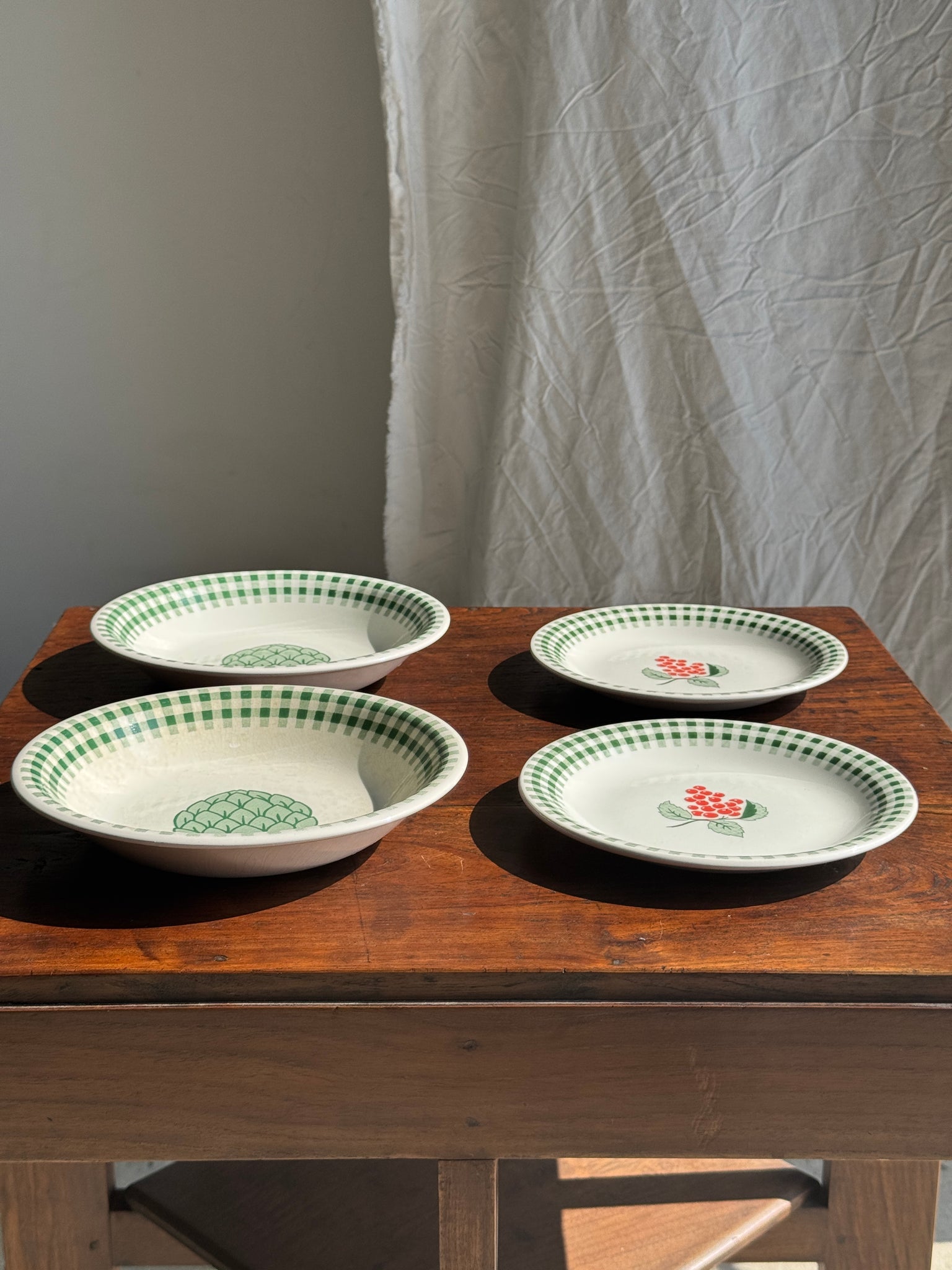 Lot de 2 assiettes creuses à motif d'artichaut et 2 assiettes à dessert à motif de raisin et frise de tartan vert vintage England