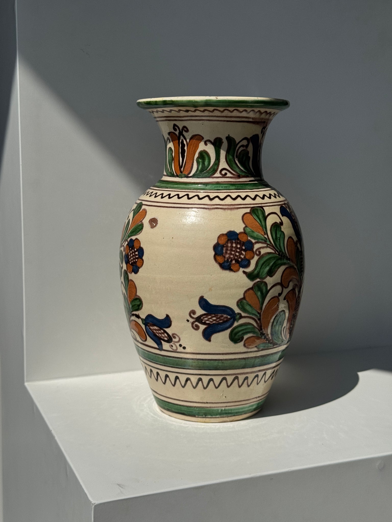 Grand vase provençal fond beige décor vert, bleu et brun de végétaux stylisés et frises géométriques H31