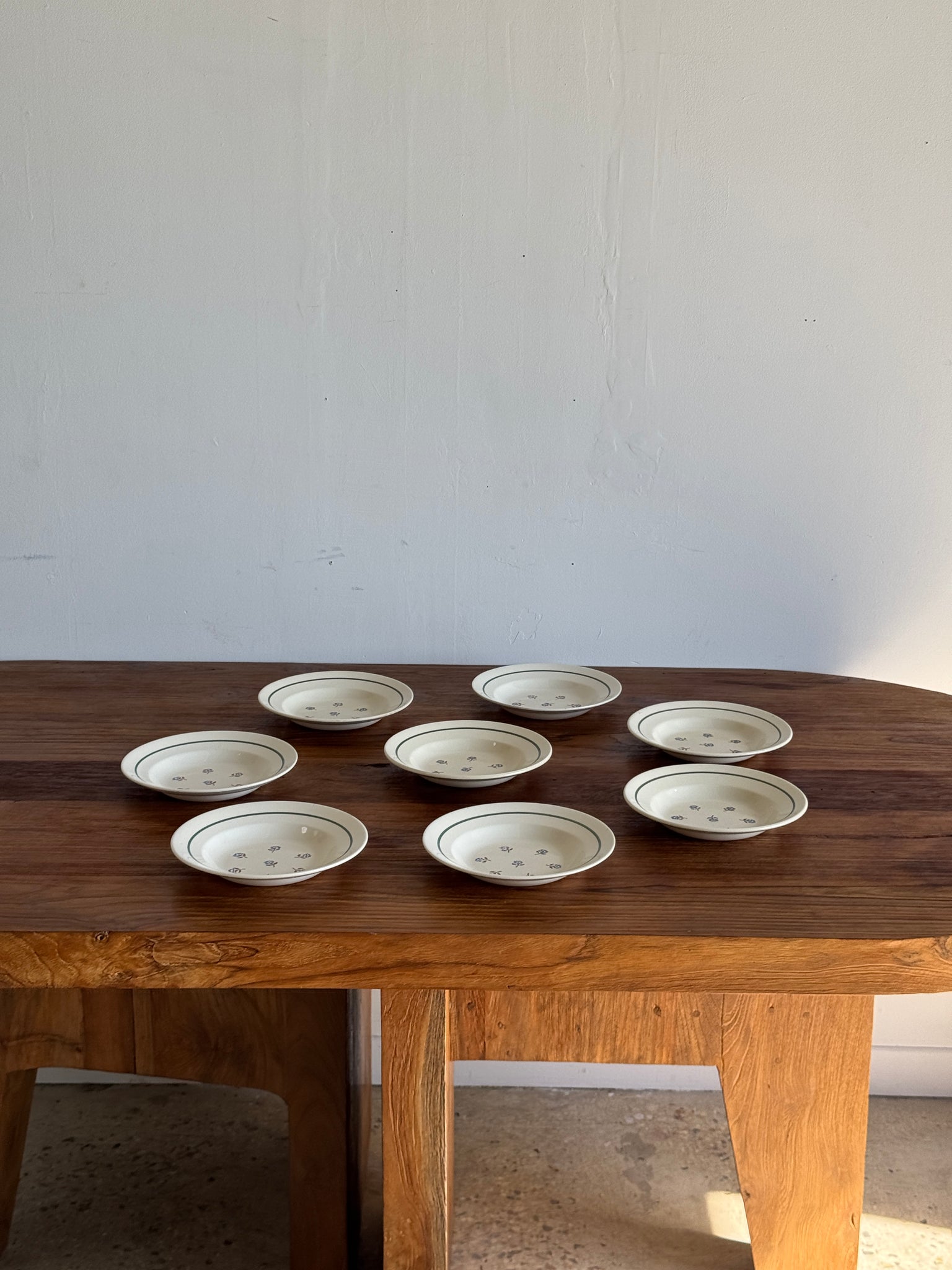 Lot de 8 assiettes + 3 plats vintage en faïence liseré vert et motifs de fleurs stylisées bleues et vertes