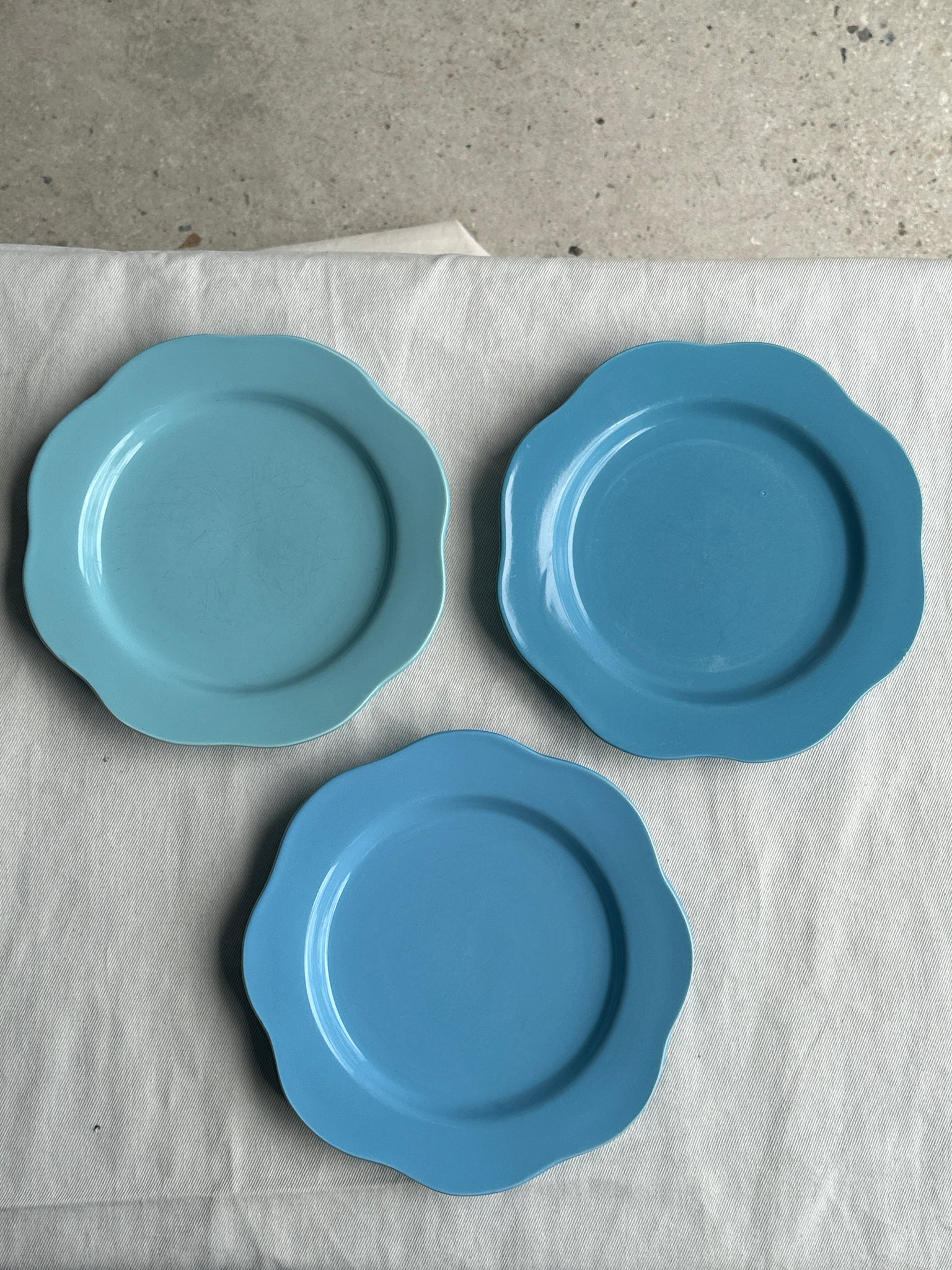 Lot de 3 petites assiettes à dessert bleues (3 tons de bleu dégradés) en forme de fleur, corolle