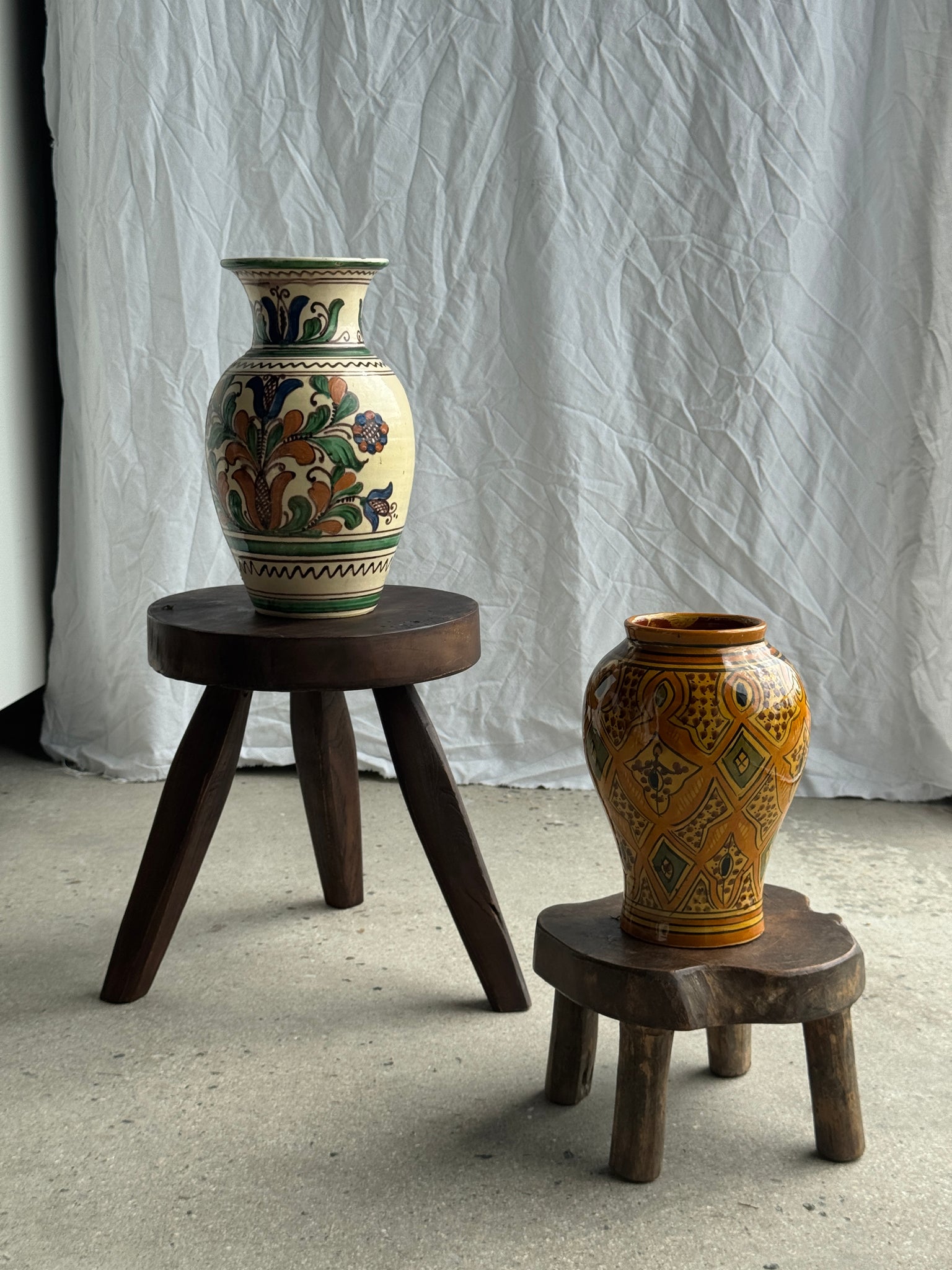 Grand vase provençal fond beige décor vert, bleu et brun de végétaux stylisés et frises géométriques H31