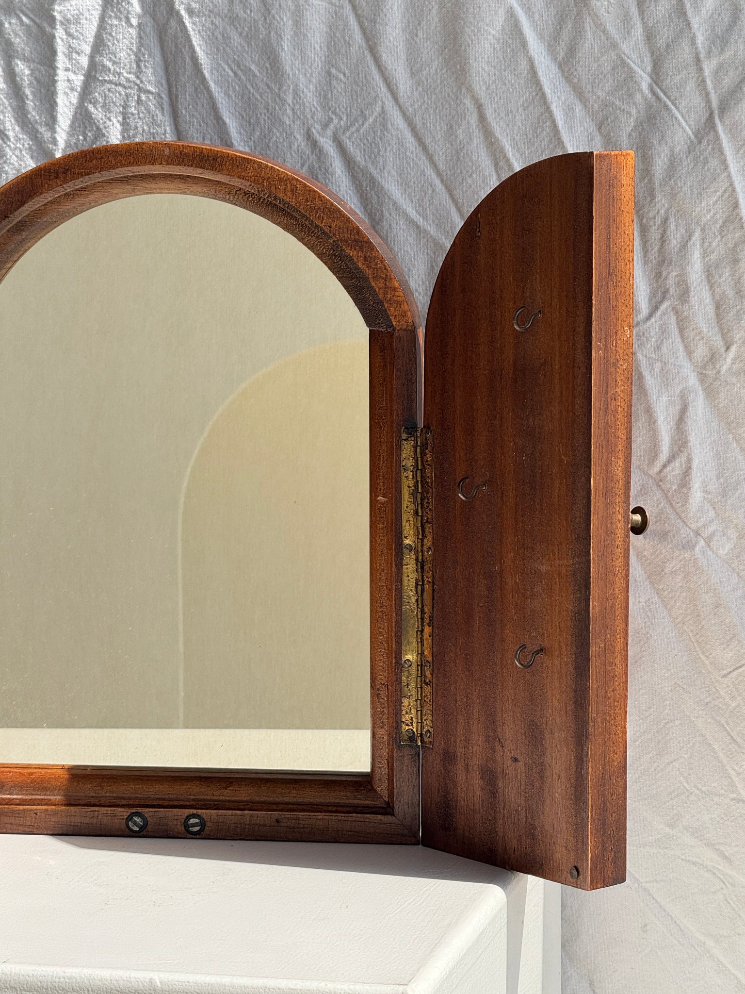 Mini miroir dessus arrondi en chêne à deux portes et à crochets (porte bijoux ou clefs) H31 L23