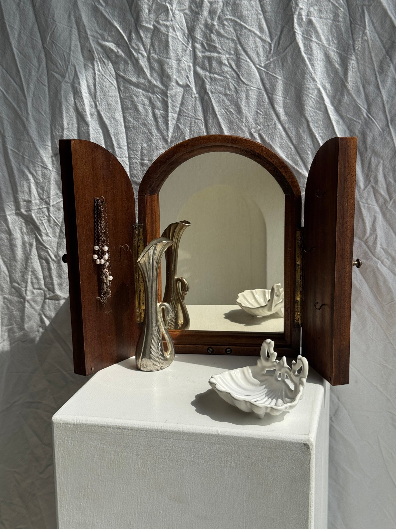 Mini miroir dessus arrondi en chêne à deux portes et à crochets (porte bijoux ou clefs) H31 L23