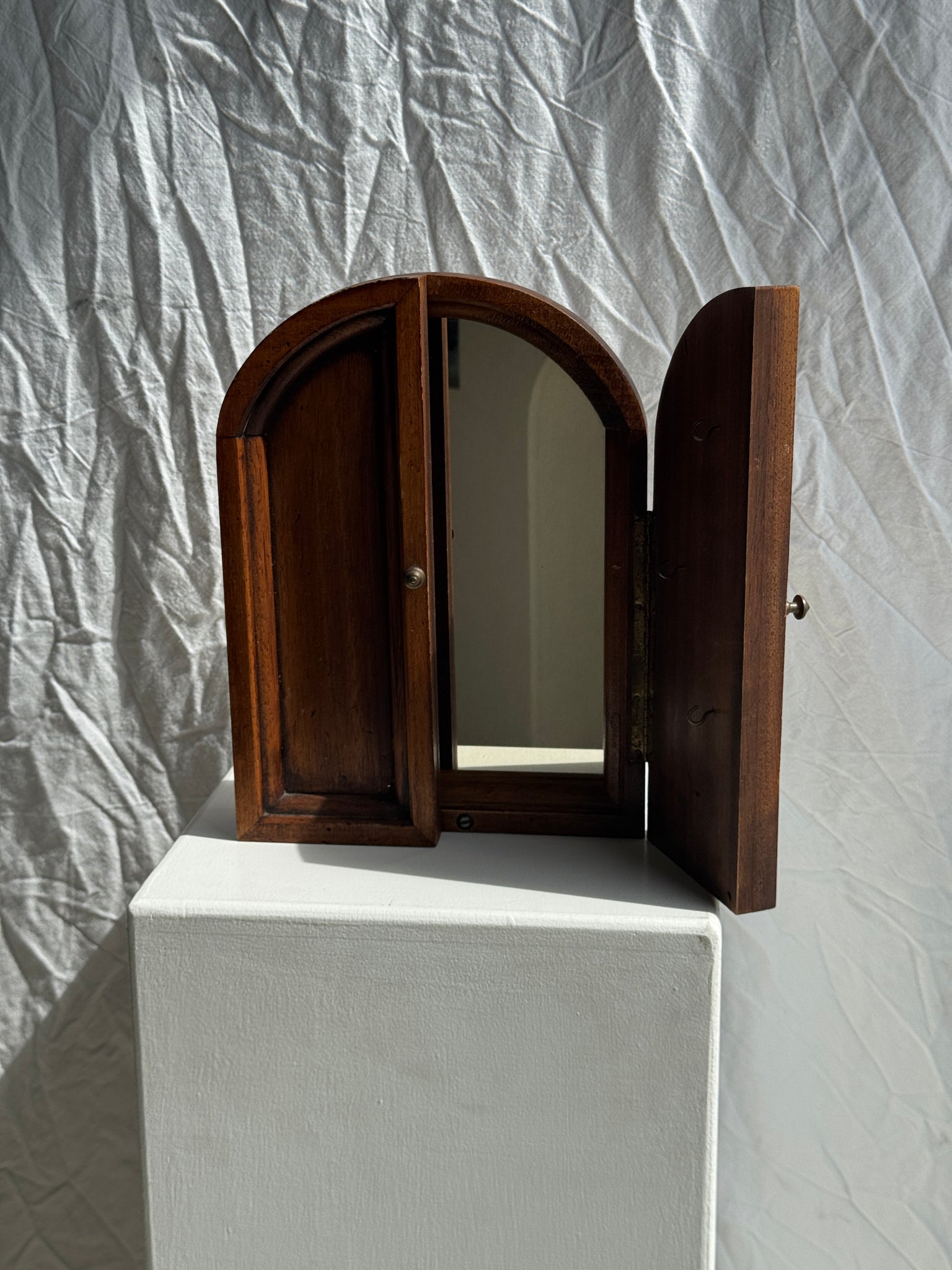Mini miroir dessus arrondi en chêne à deux portes et à crochets (porte bijoux ou clefs) H31 L23