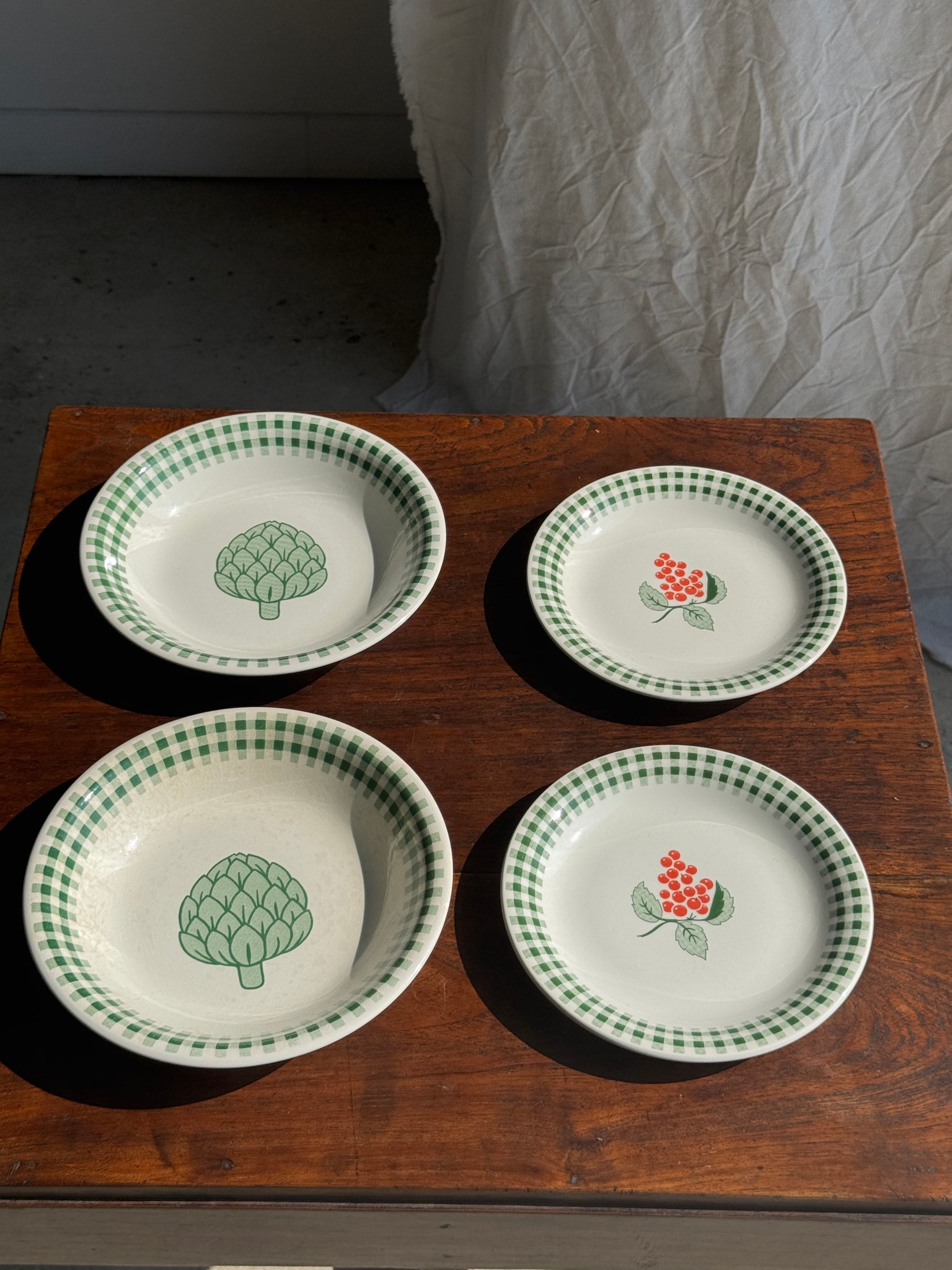Lot de 2 assiettes creuses à motif d'artichaut et 2 assiettes à dessert à motif de raisin et frise de tartan vert vintage England