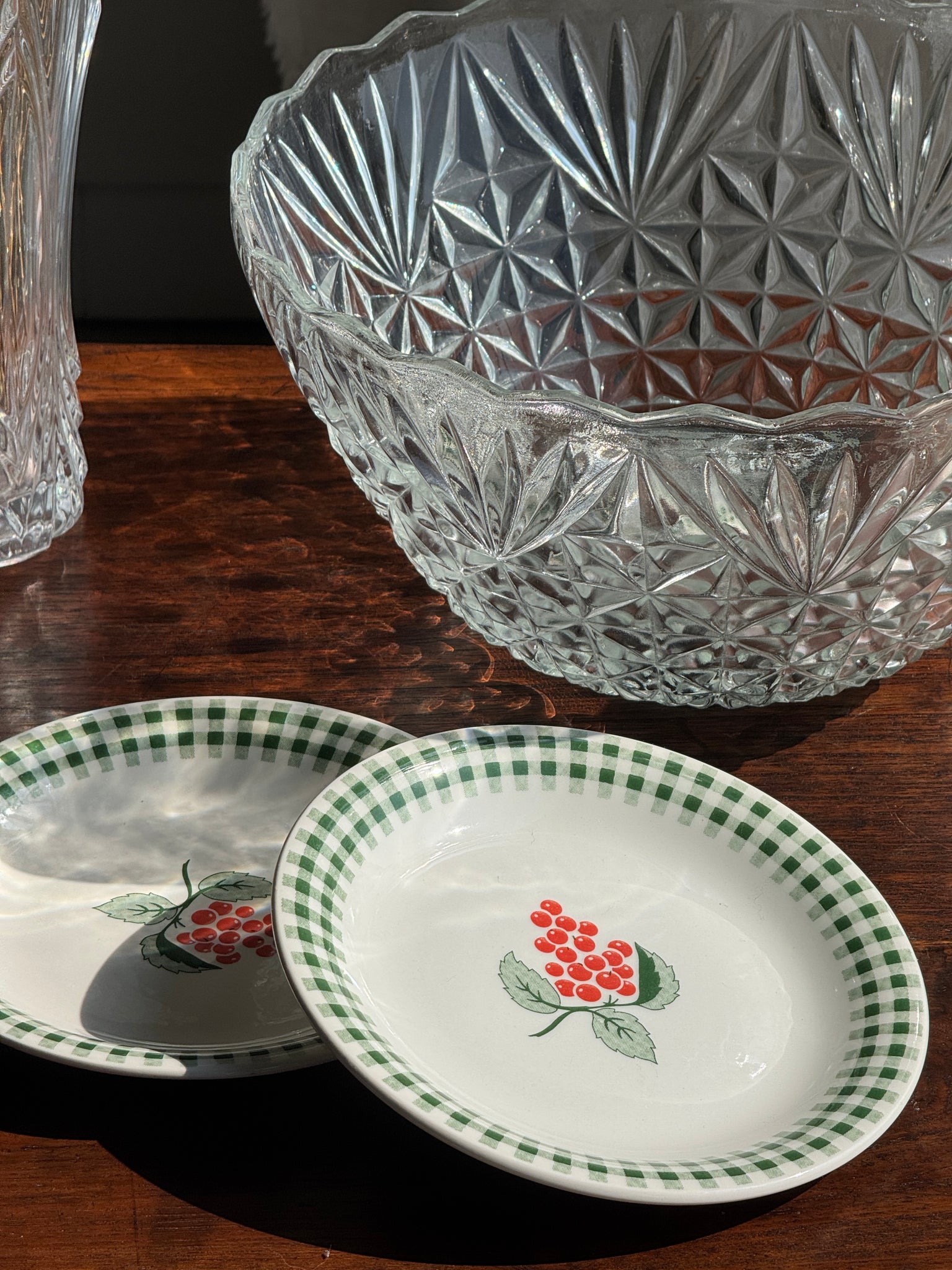 Lot de 2 assiettes creuses à motif d'artichaut et 2 assiettes à dessert à motif de raisin et frise de tartan vert vintage England