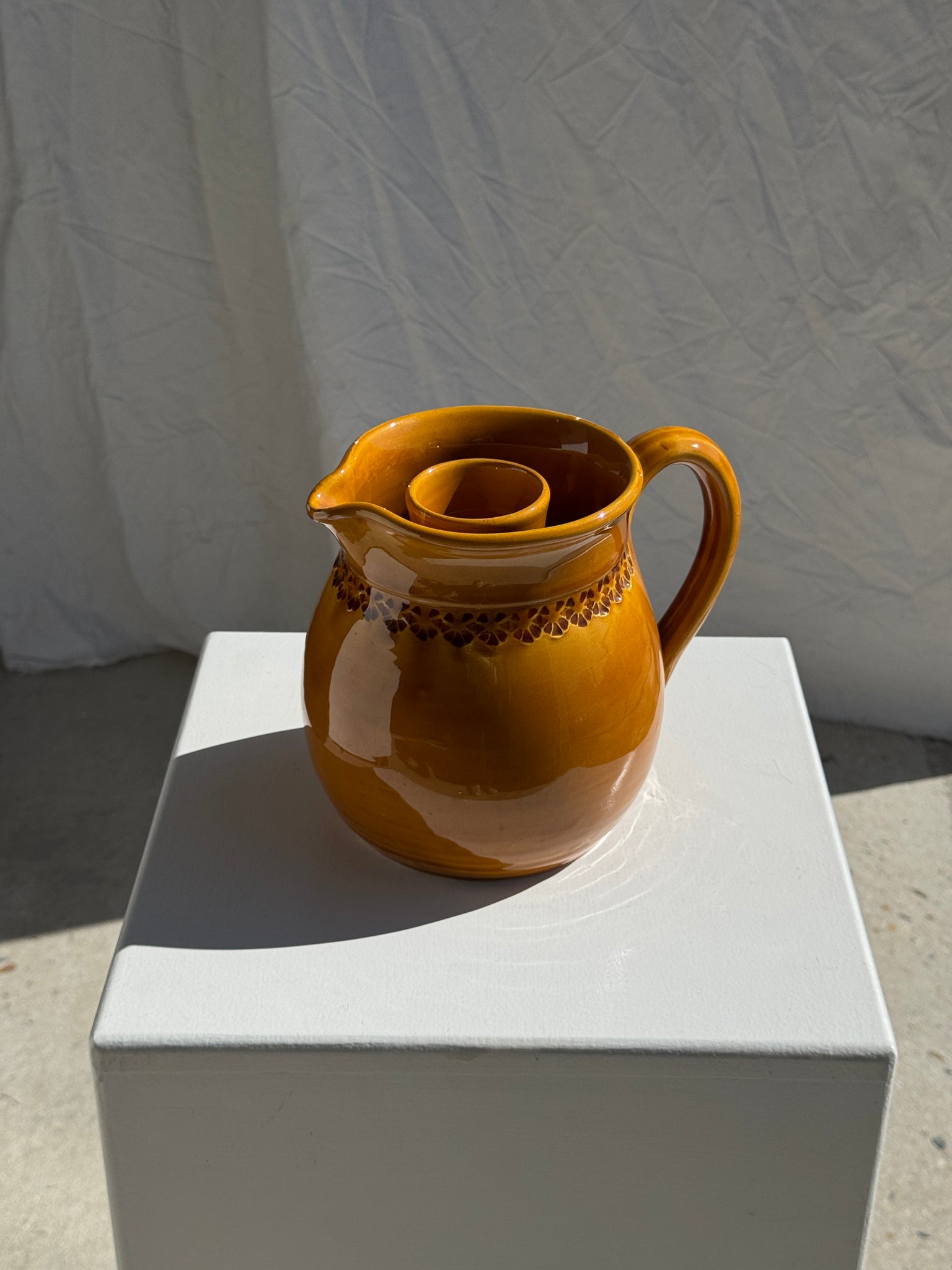 Pichet à rosé à compartiment à glaçon en céramique jaune foncé à frise de fleurs stylisées