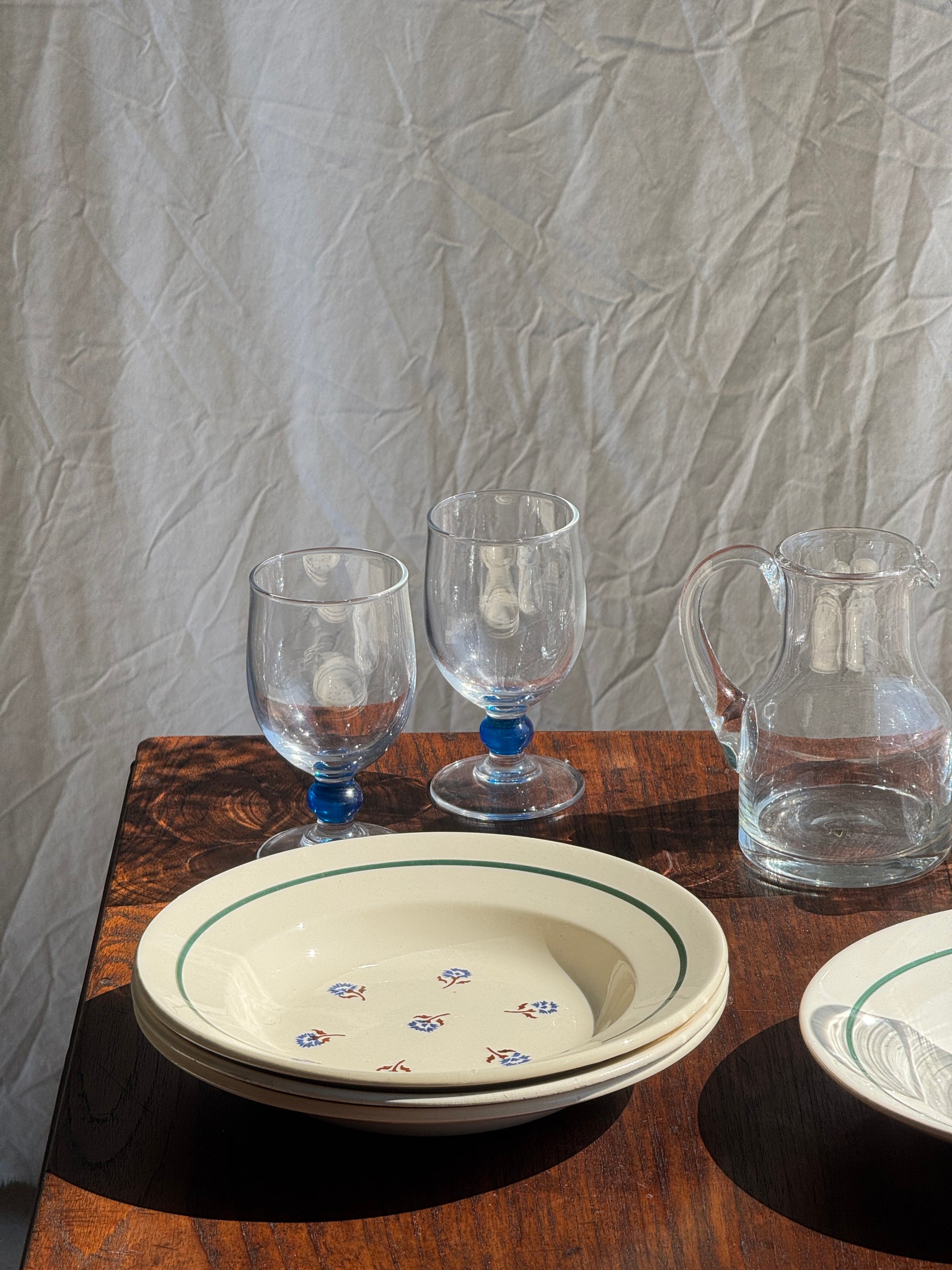 Lot de 8 assiettes + 3 plats vintage en faïence liseré vert et motifs de fleurs stylisées bleues et vertes
