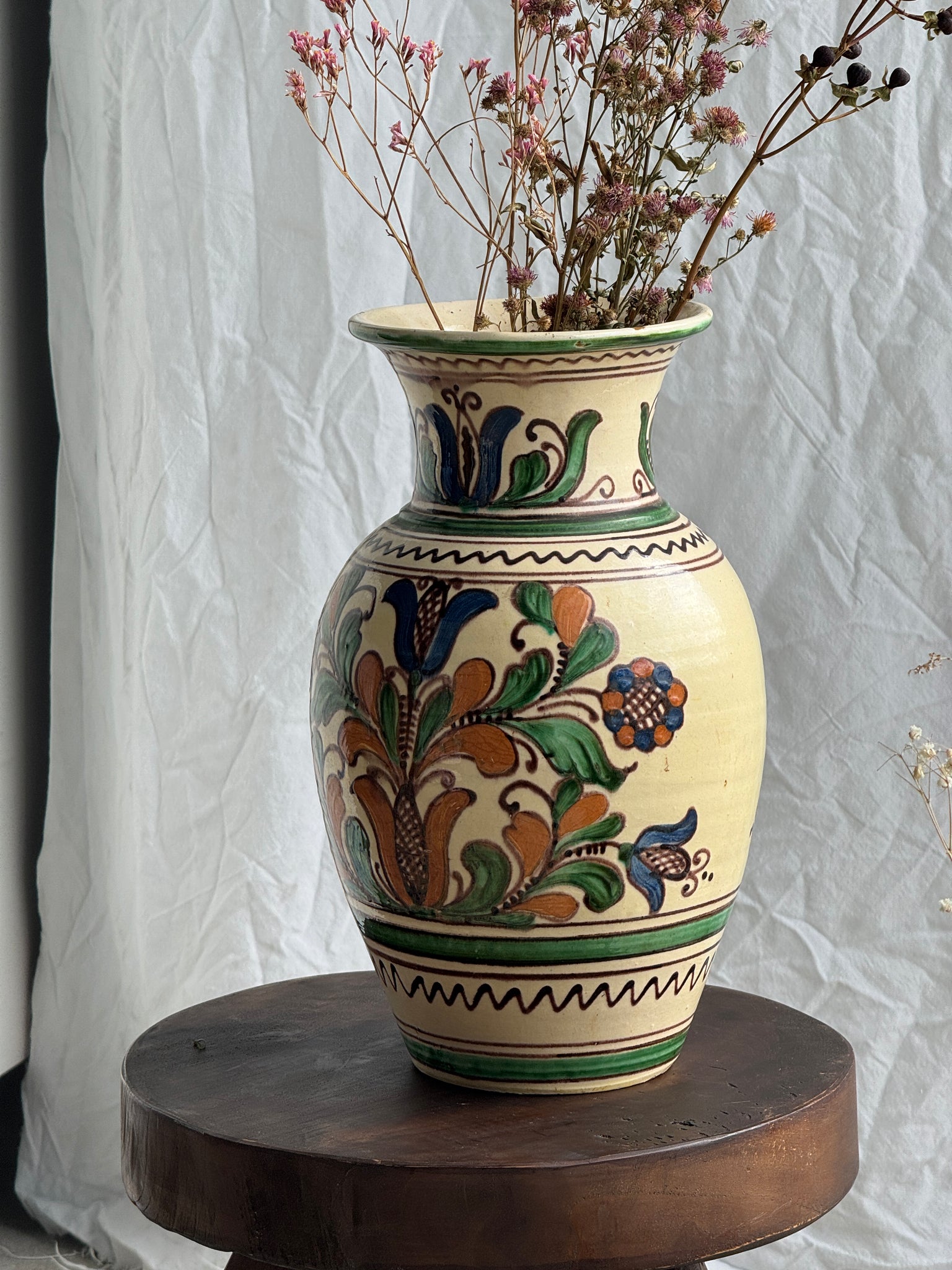 Grand vase provençal fond beige décor vert, bleu et brun de végétaux stylisés et frises géométriques H31