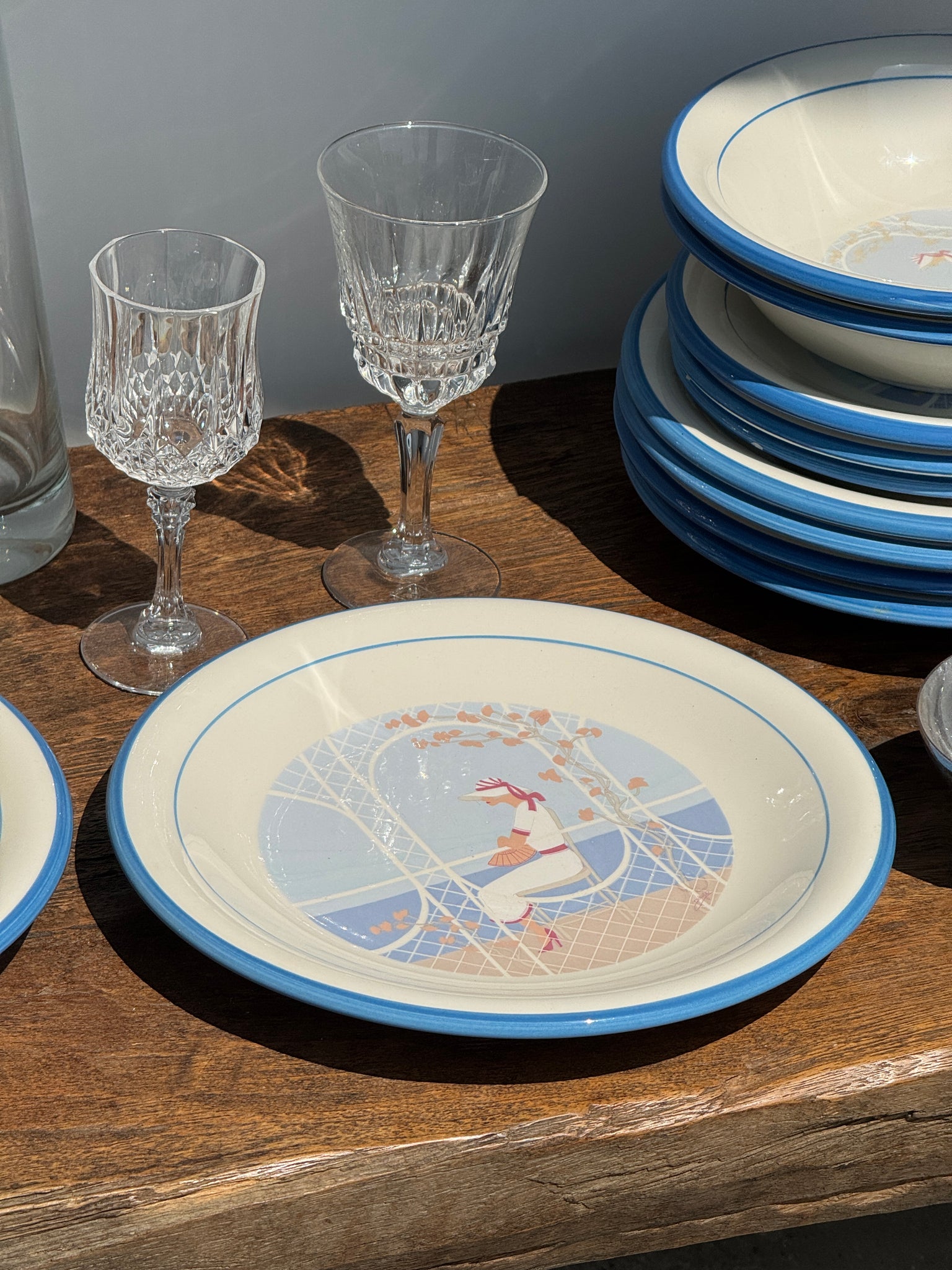 Lot de 3 assiettes creuses et 3 assiettes à dessert et 6 assiettes éclat, vaisselle italienne à motif de femmes en bord de mer