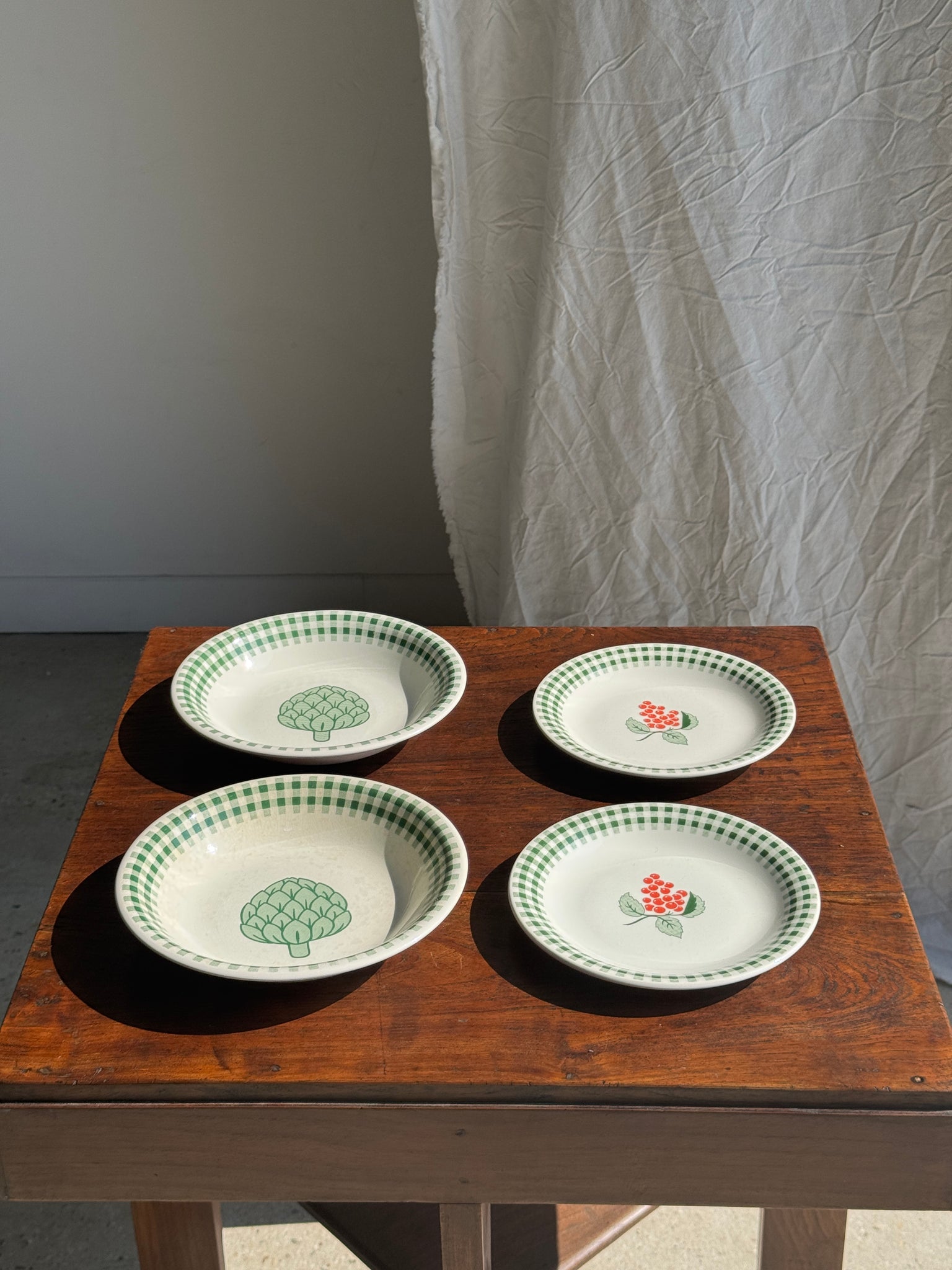 Lot de 2 assiettes creuses à motif d'artichaut et 2 assiettes à dessert à motif de raisin et frise de tartan vert vintage England