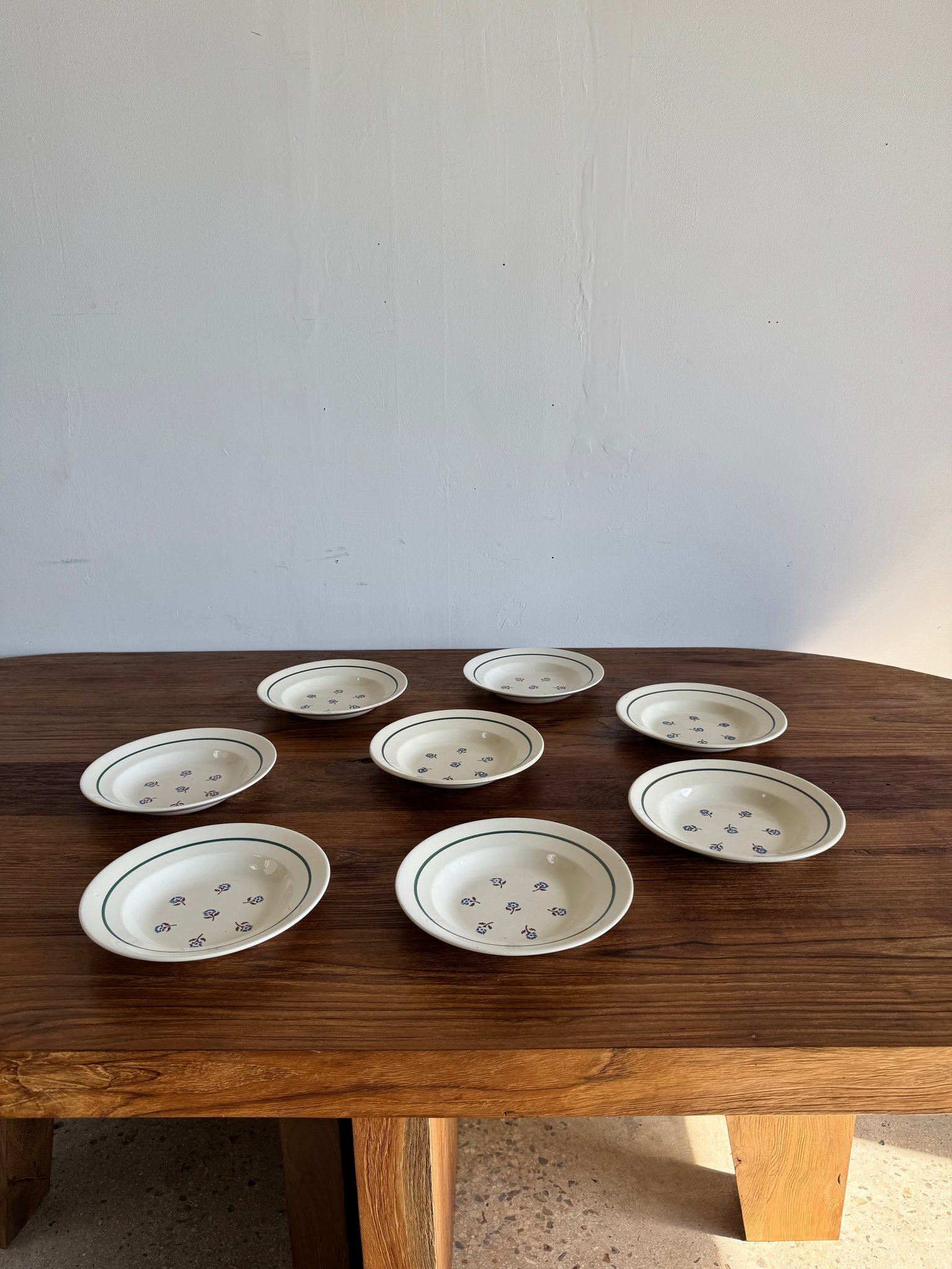 Lot de 8 assiettes + 3 plats vintage en faïence liseré vert et motifs de fleurs stylisées bleues et vertes