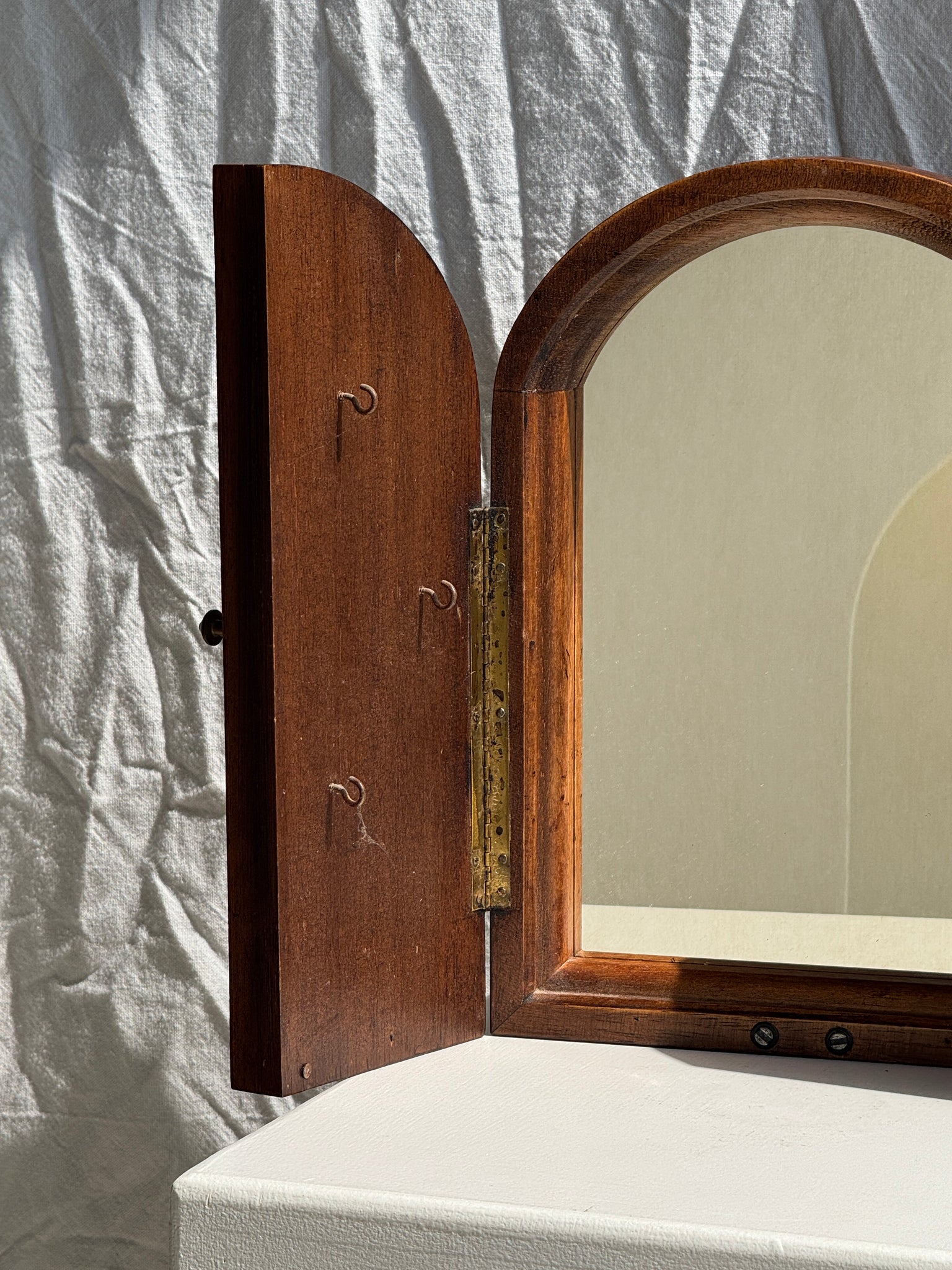 Mini miroir dessus arrondi en chêne à deux portes et à crochets (porte bijoux ou clefs) H31 L23