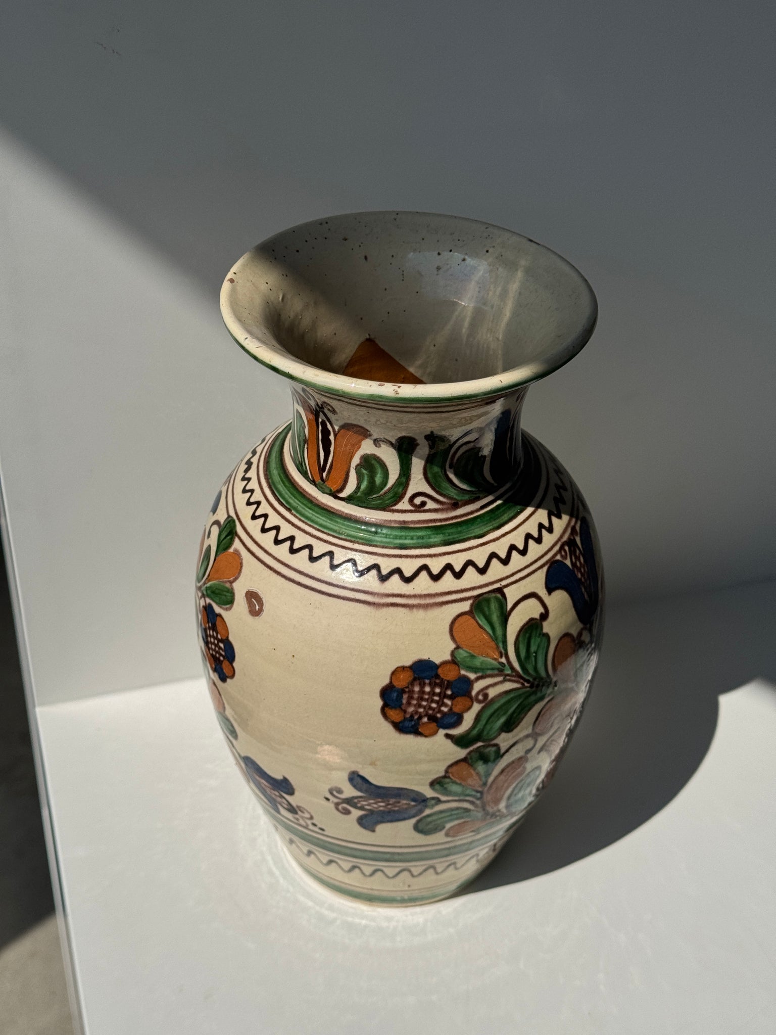Grand vase provençal fond beige décor vert, bleu et brun de végétaux stylisés et frises géométriques H31