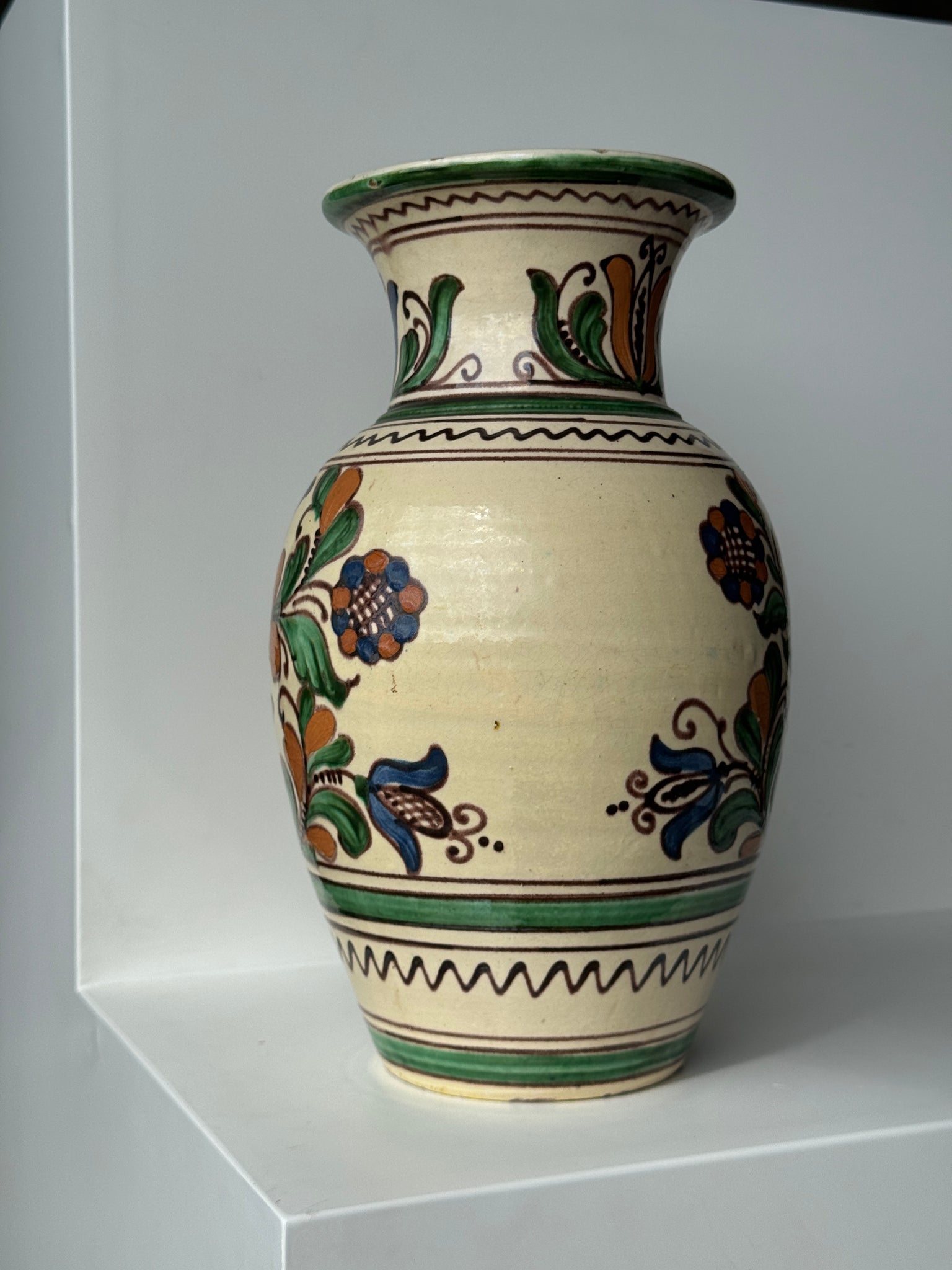 Grand vase provençal fond beige décor vert, bleu et brun de végétaux stylisés et frises géométriques H31