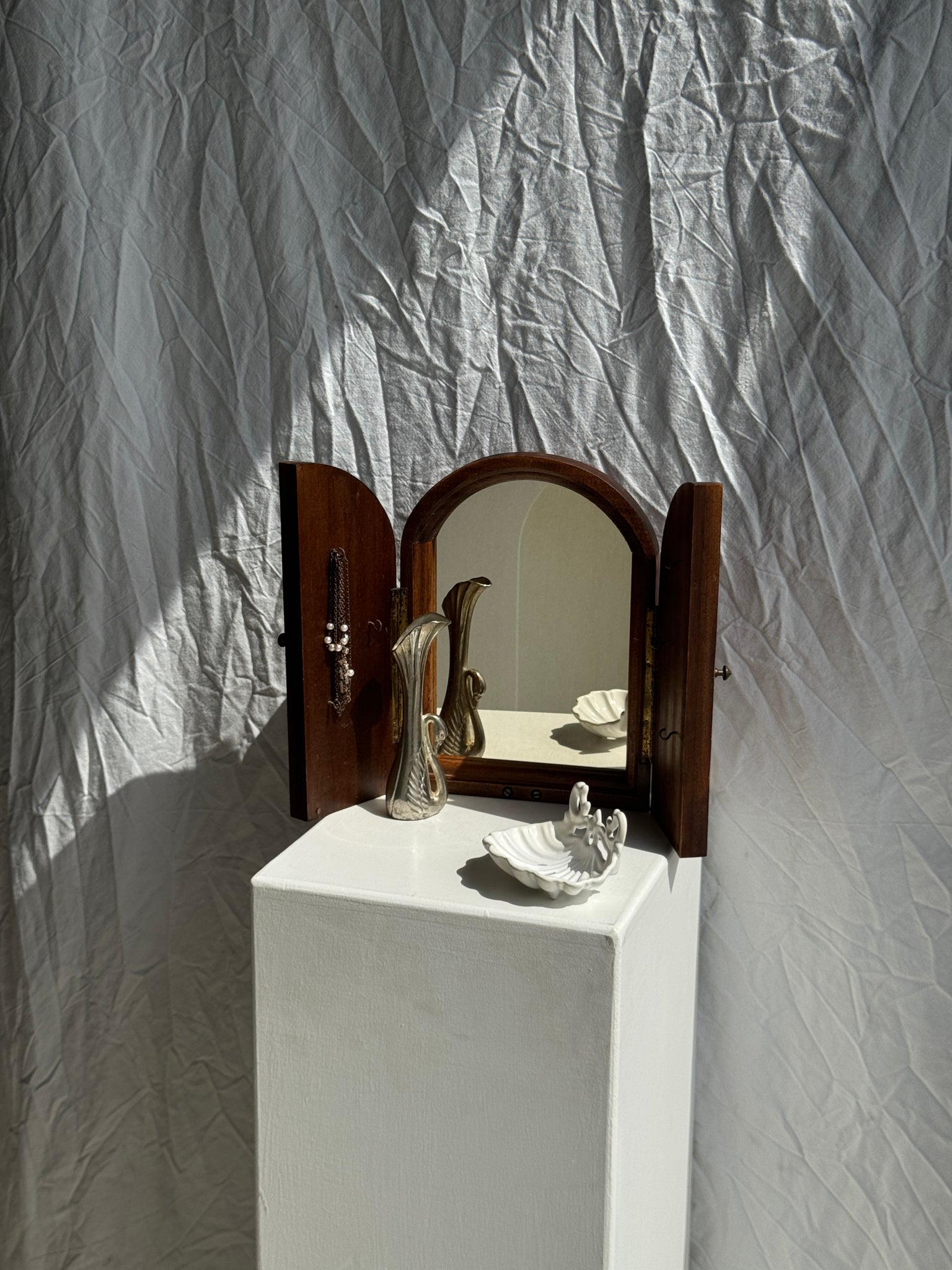 Mini miroir dessus arrondi en chêne à deux portes et à crochets (porte bijoux ou clefs) H31 L23