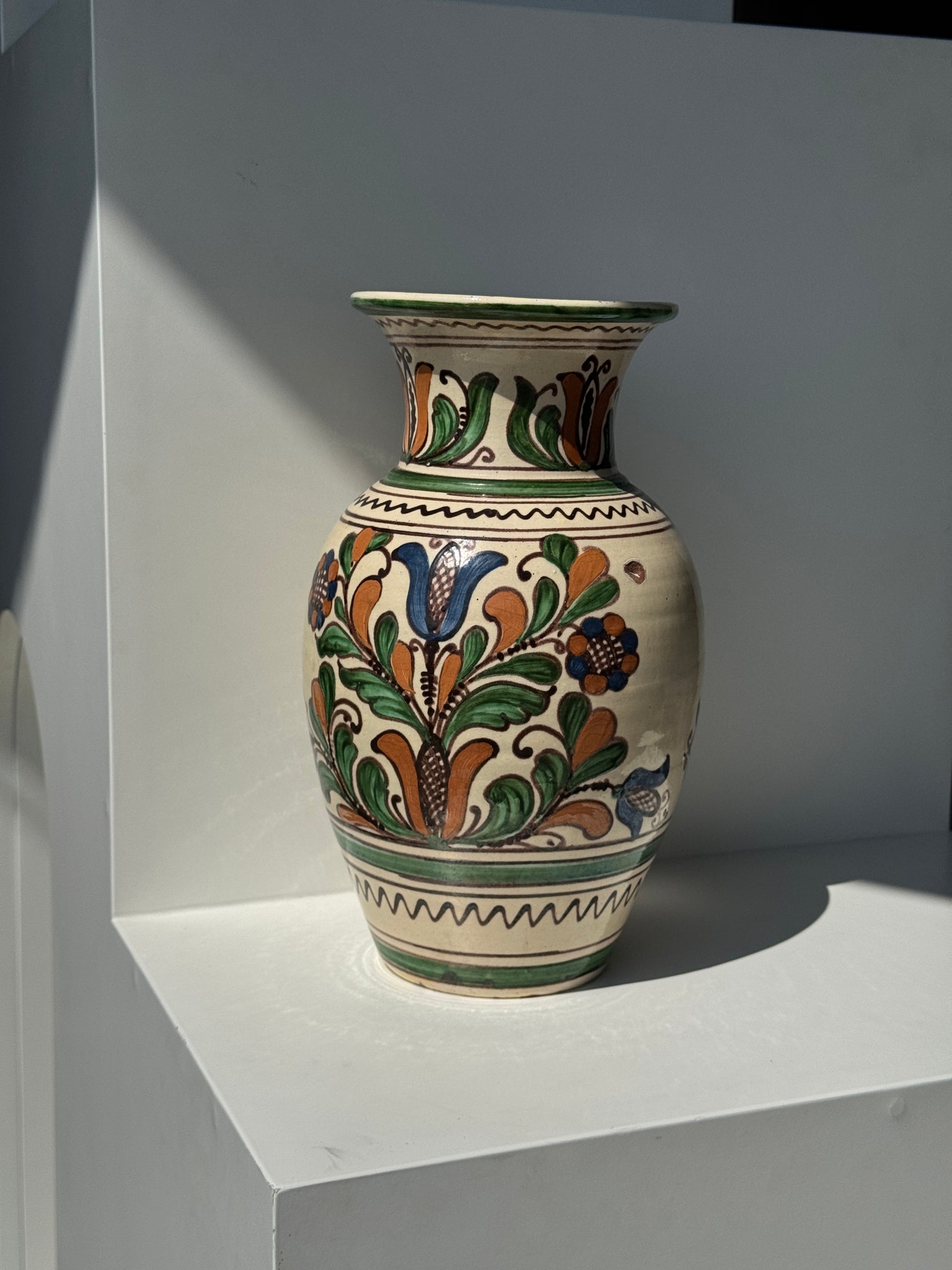 Grand vase provençal fond beige décor vert, bleu et brun de végétaux stylisés et frises géométriques H31