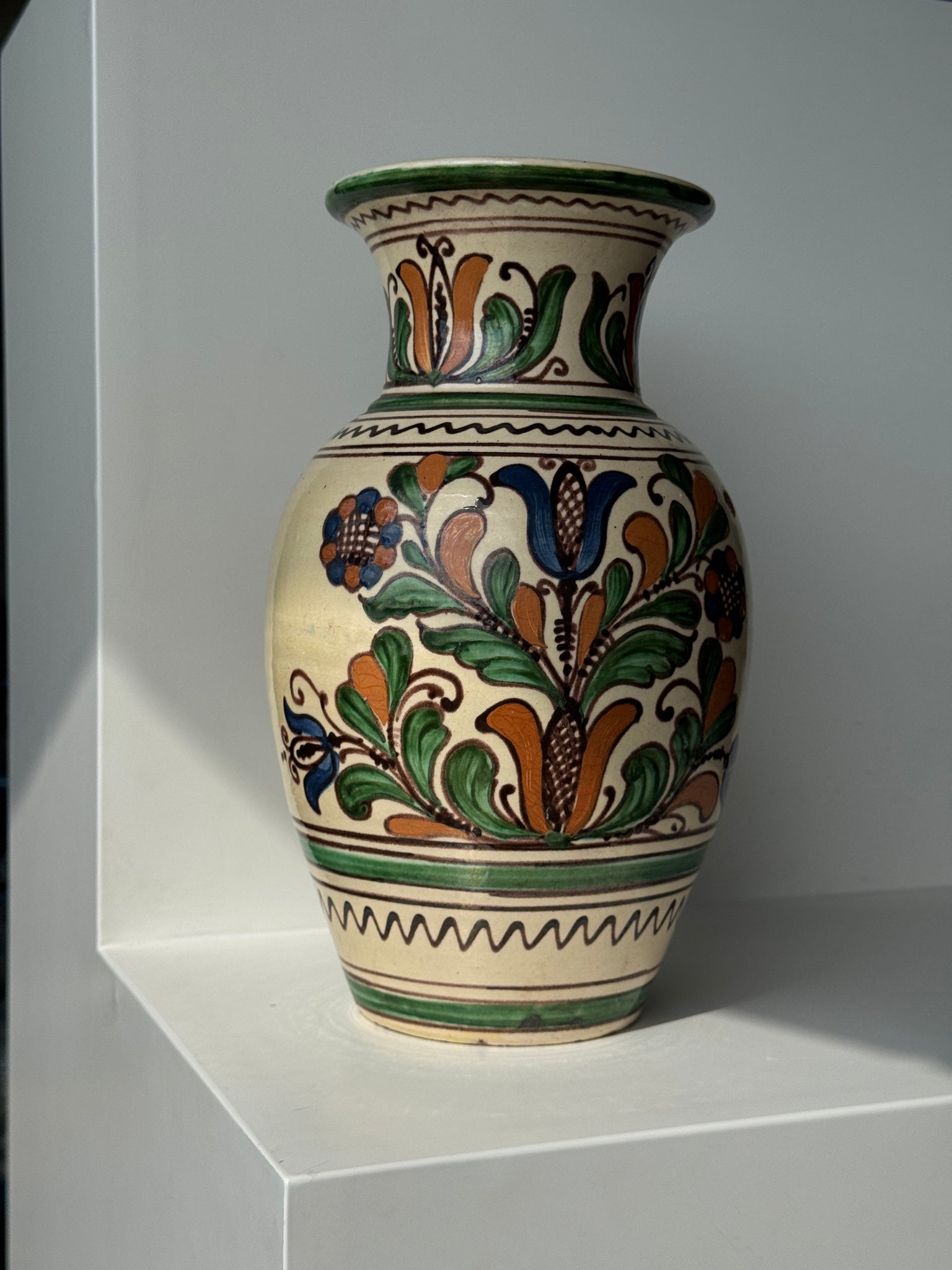 Grand vase provençal fond beige décor vert, bleu et brun de végétaux stylisés et frises géométriques H31