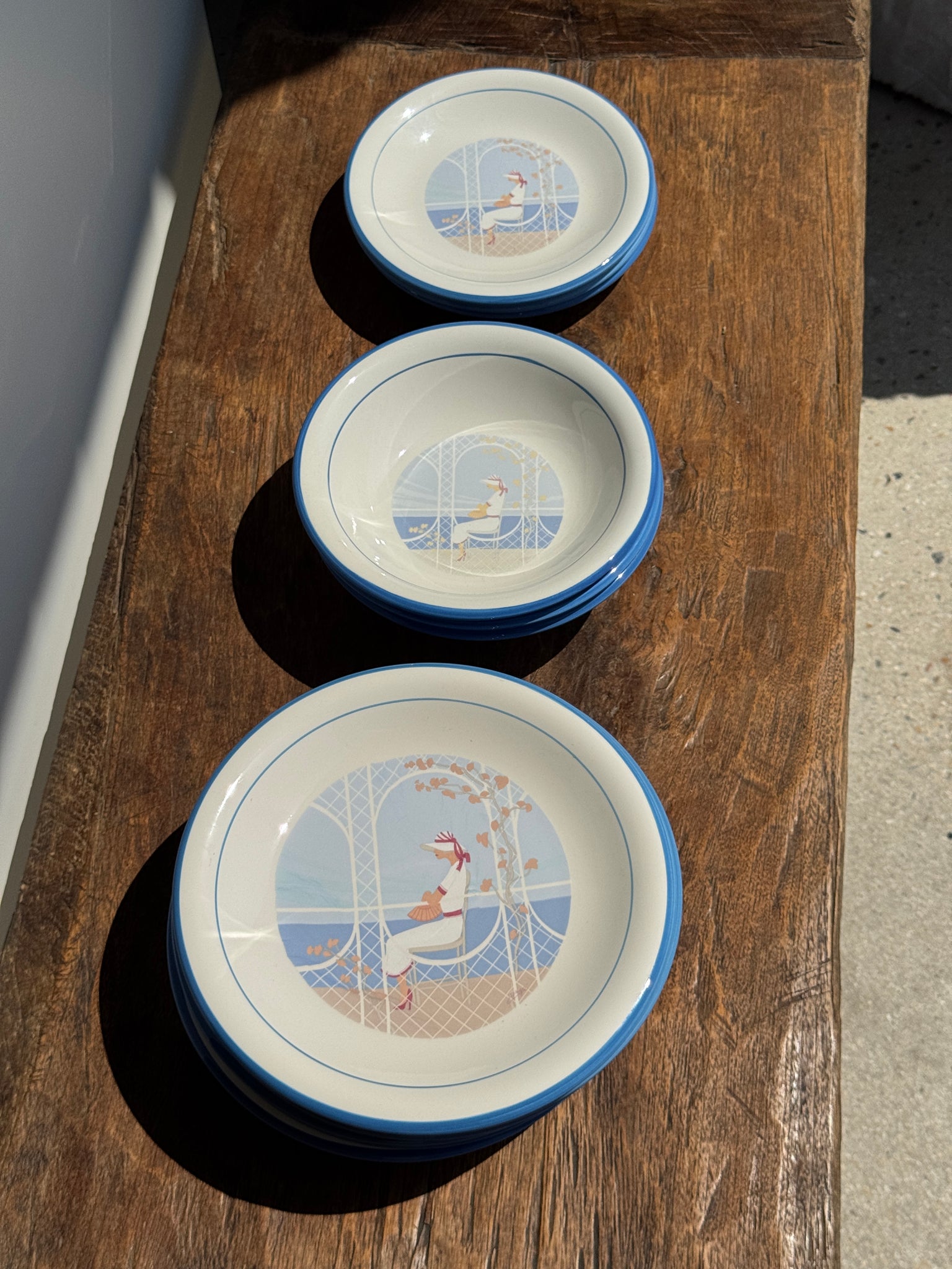 Lot de 3 assiettes creuses et 3 assiettes à dessert et 6 assiettes éclat, vaisselle italienne à motif de femmes en bord de mer