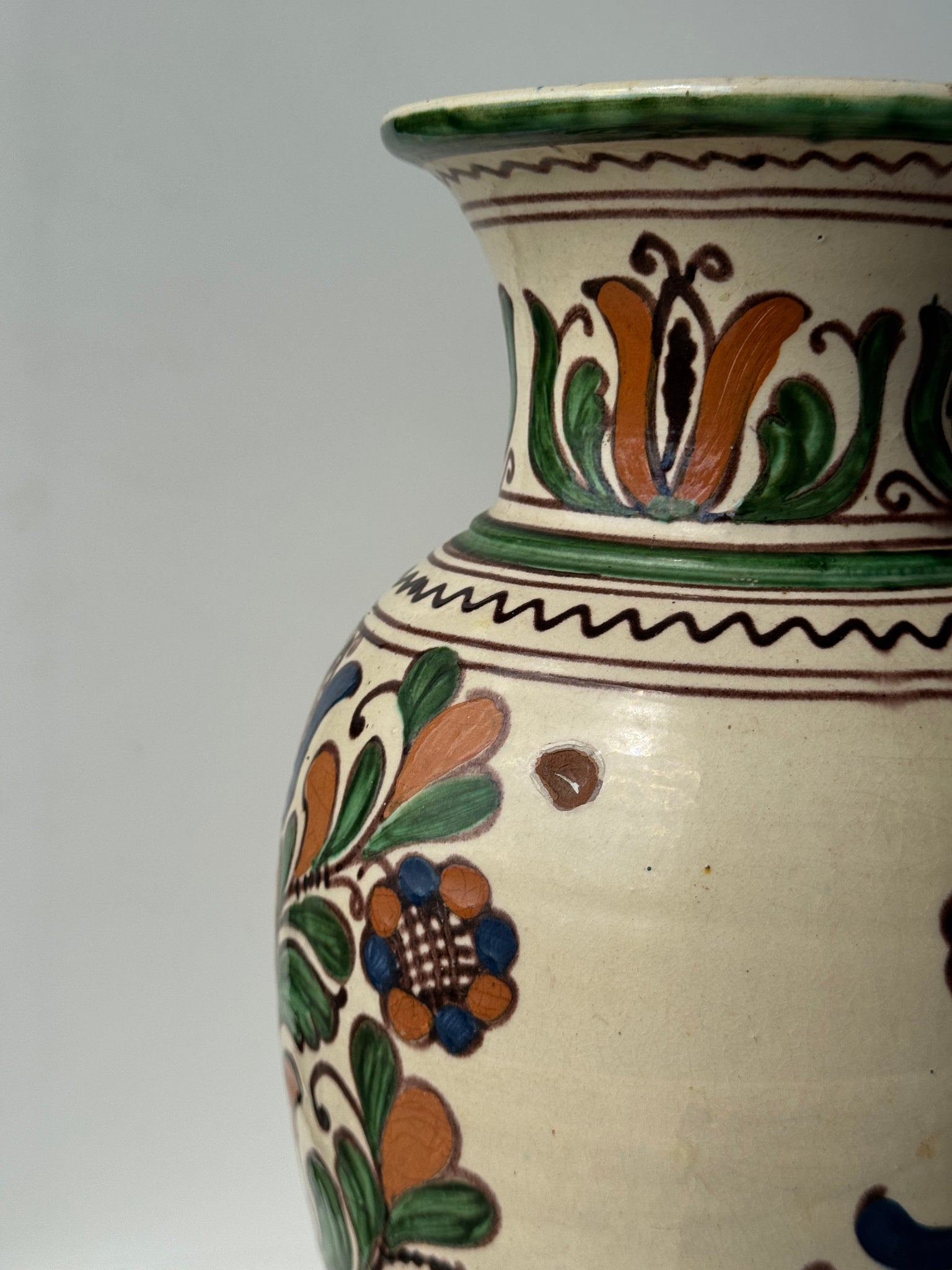 Grand vase provençal fond beige décor vert, bleu et brun de végétaux stylisés et frises géométriques H31
