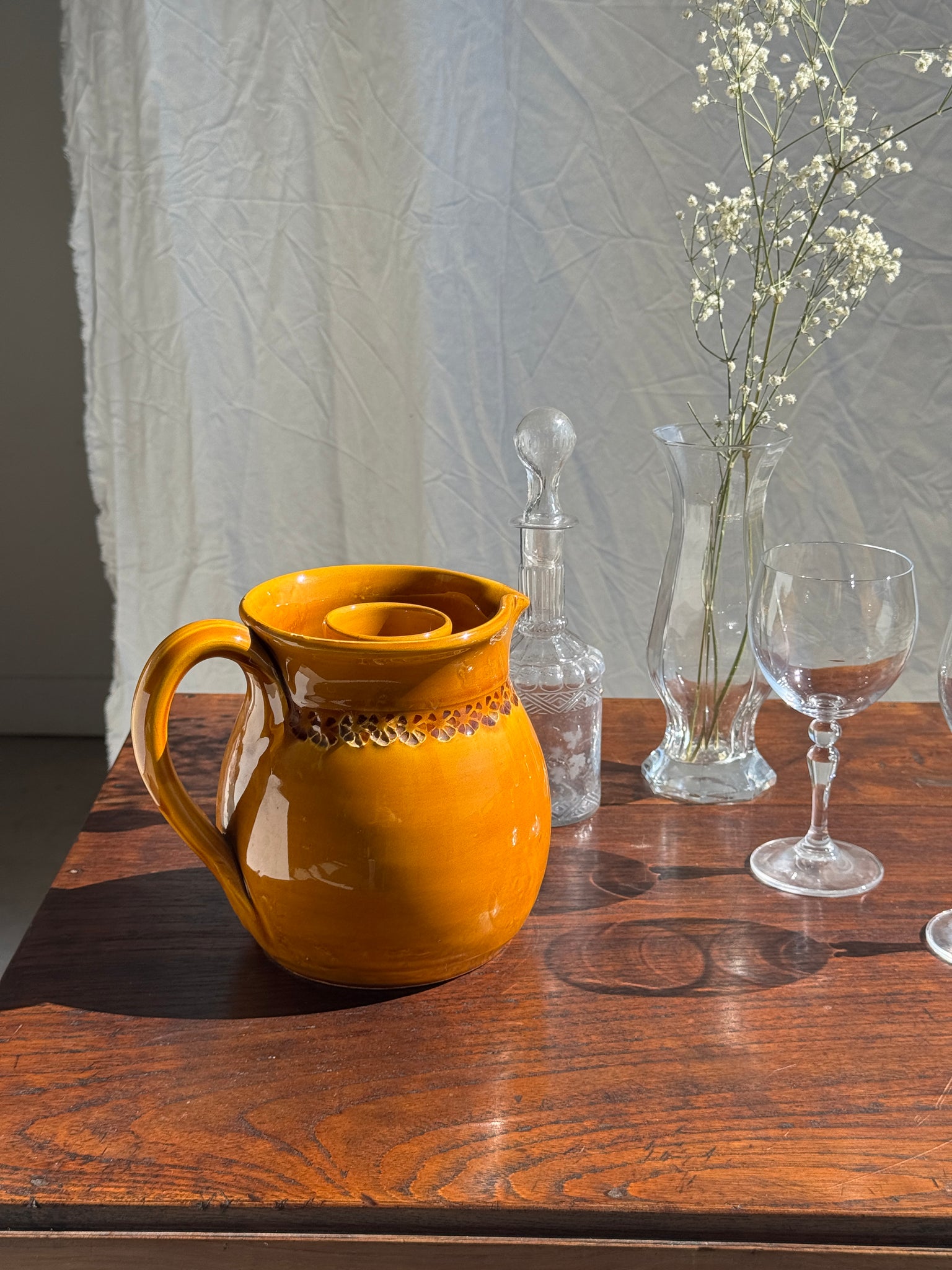 Pichet à rosé à compartiment à glaçon en céramique jaune foncé à frise de fleurs stylisées