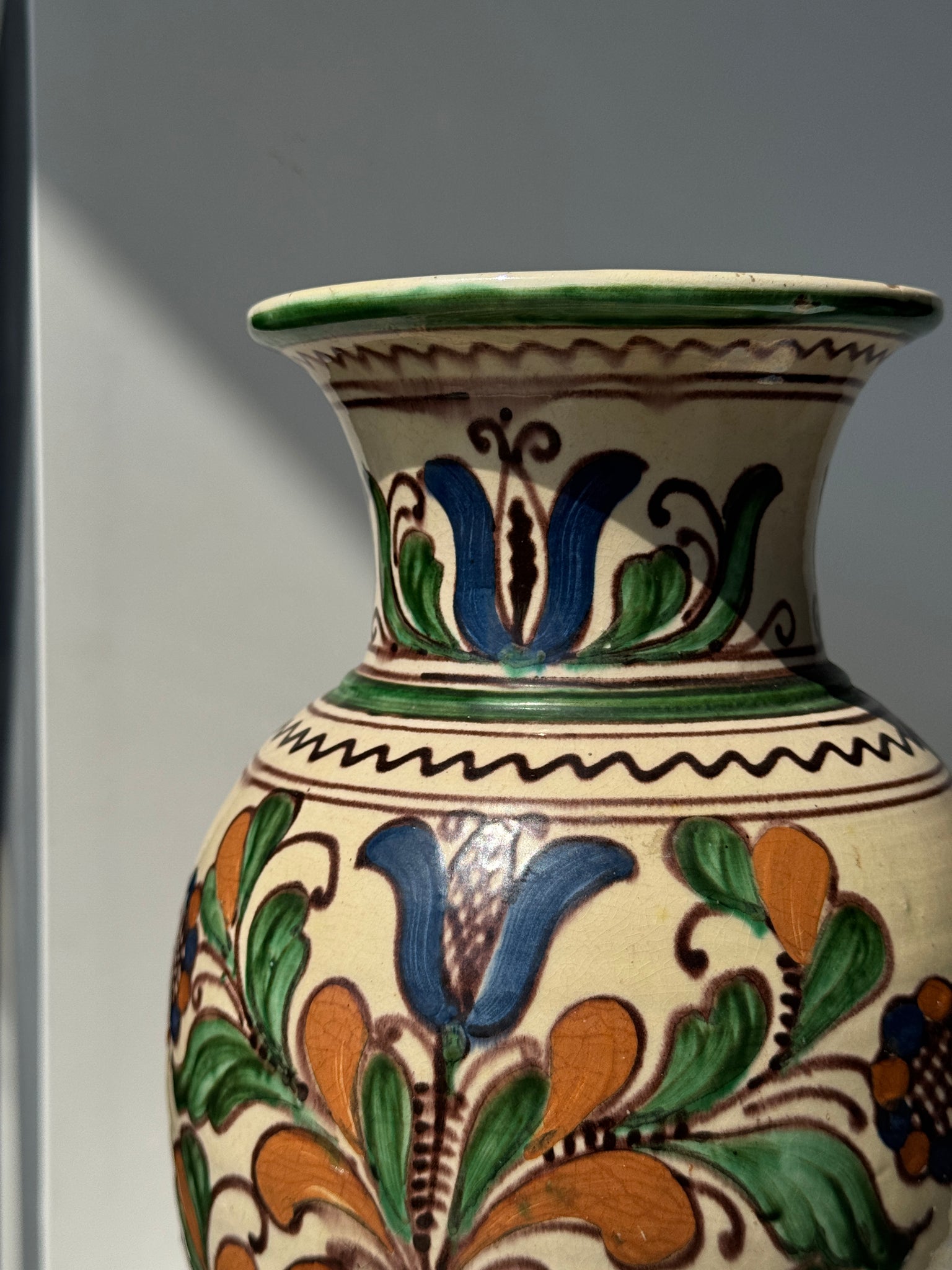 Grand vase provençal fond beige décor vert, bleu et brun de végétaux stylisés et frises géométriques H31