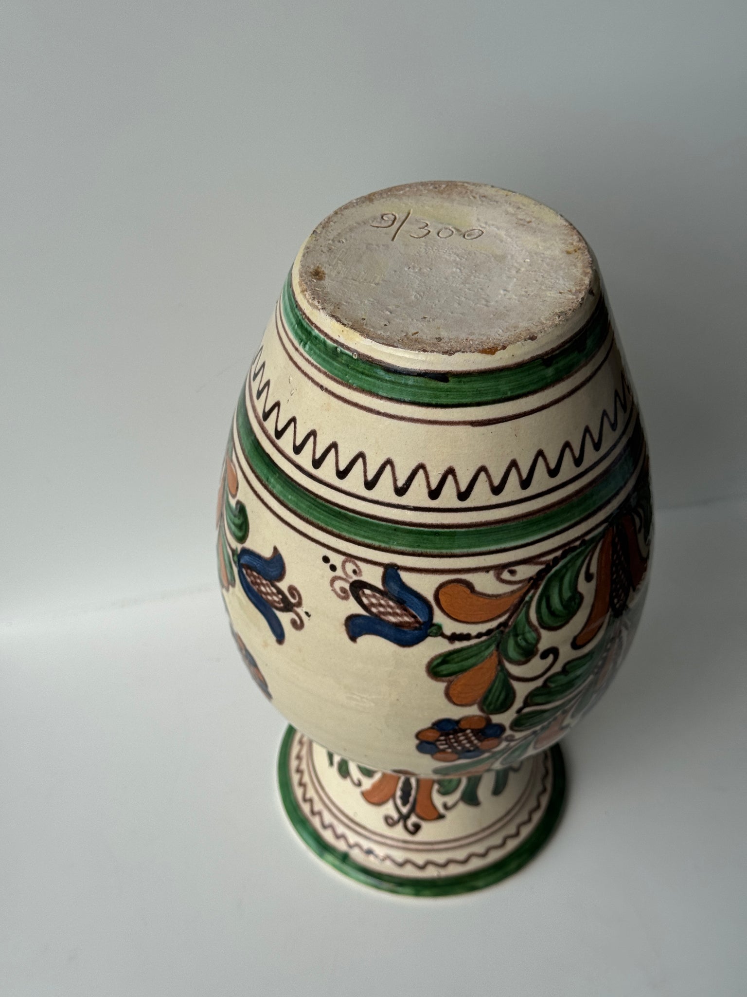 Grand vase provençal fond beige décor vert, bleu et brun de végétaux stylisés et frises géométriques H31