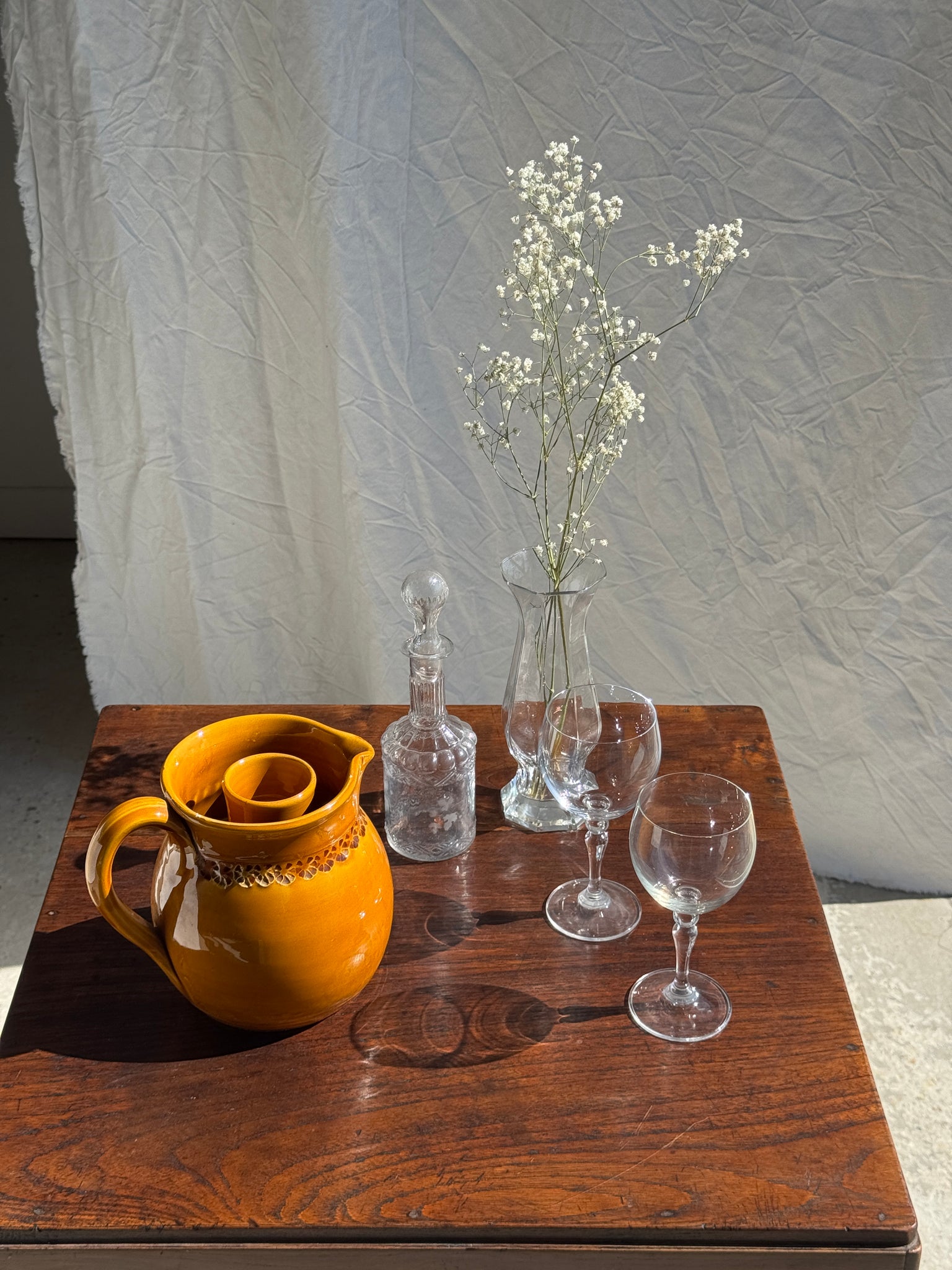 Pichet à rosé à compartiment à glaçon en céramique jaune foncé à frise de fleurs stylisées