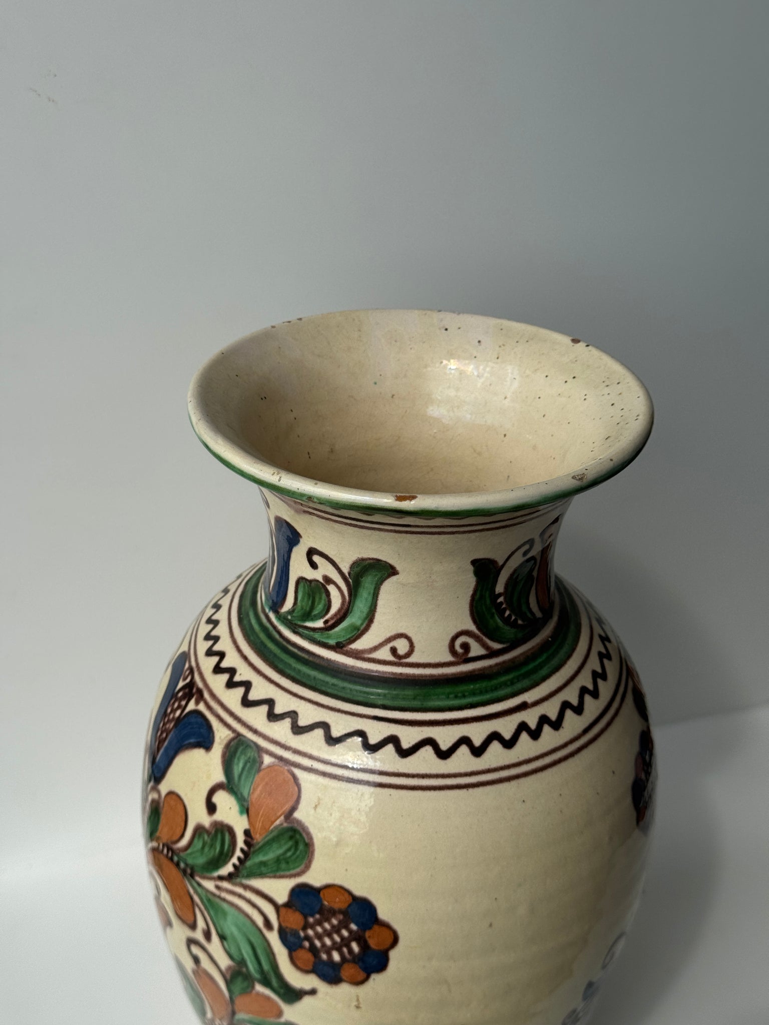 Grand vase provençal fond beige décor vert, bleu et brun de végétaux stylisés et frises géométriques H31
