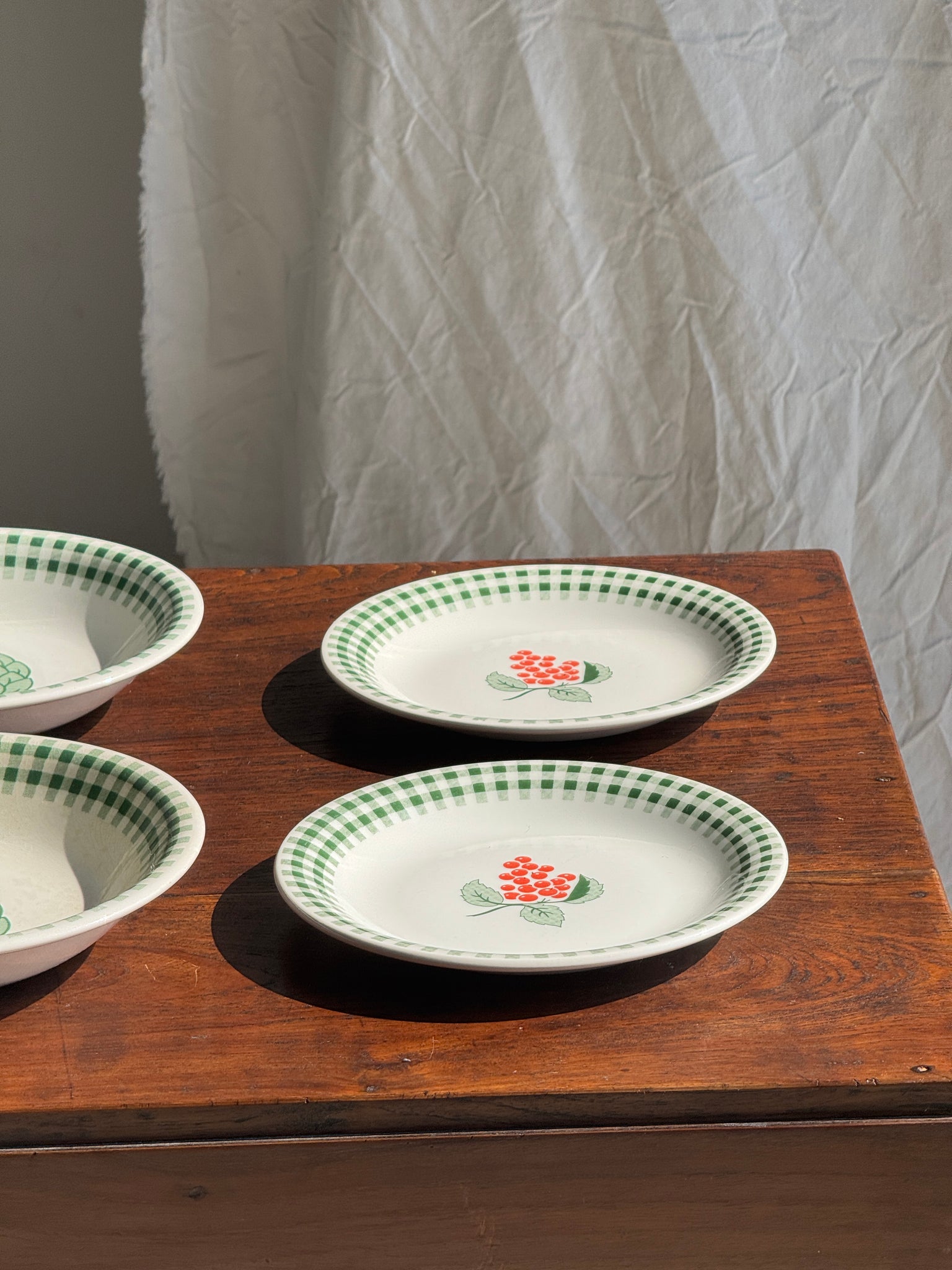 Lot de 2 assiettes creuses à motif d'artichaut et 2 assiettes à dessert à motif de raisin et frise de tartan vert vintage England