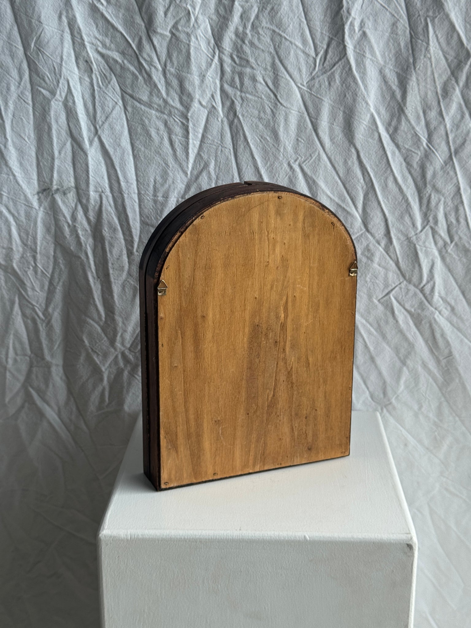 Mini miroir dessus arrondi en chêne à deux portes et à crochets (porte bijoux ou clefs) H31 L23