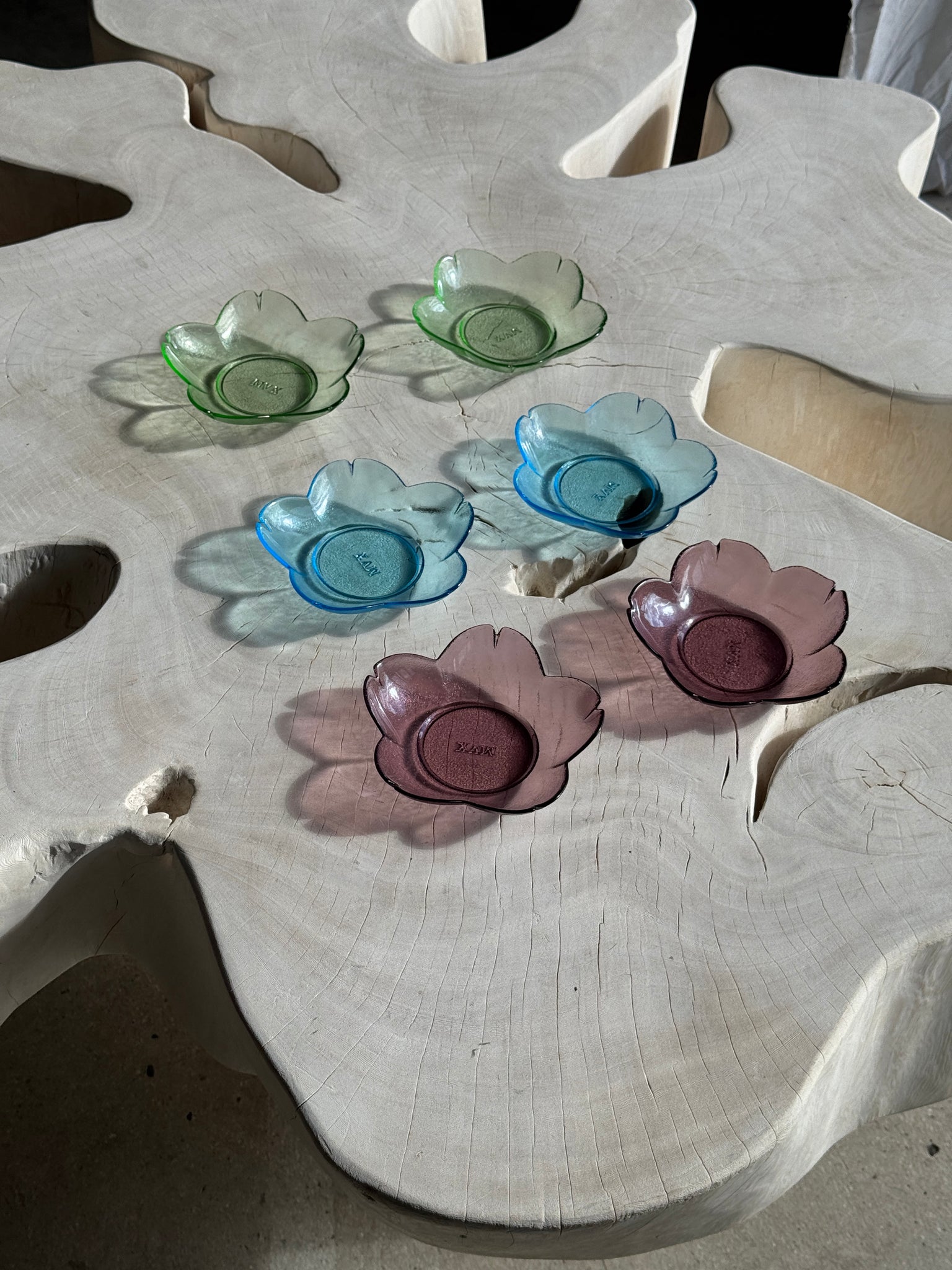 6 coupelles vintages en forme de fleur marque XVM au dessous : 2 violettes, 2 vertes, 2 bleues