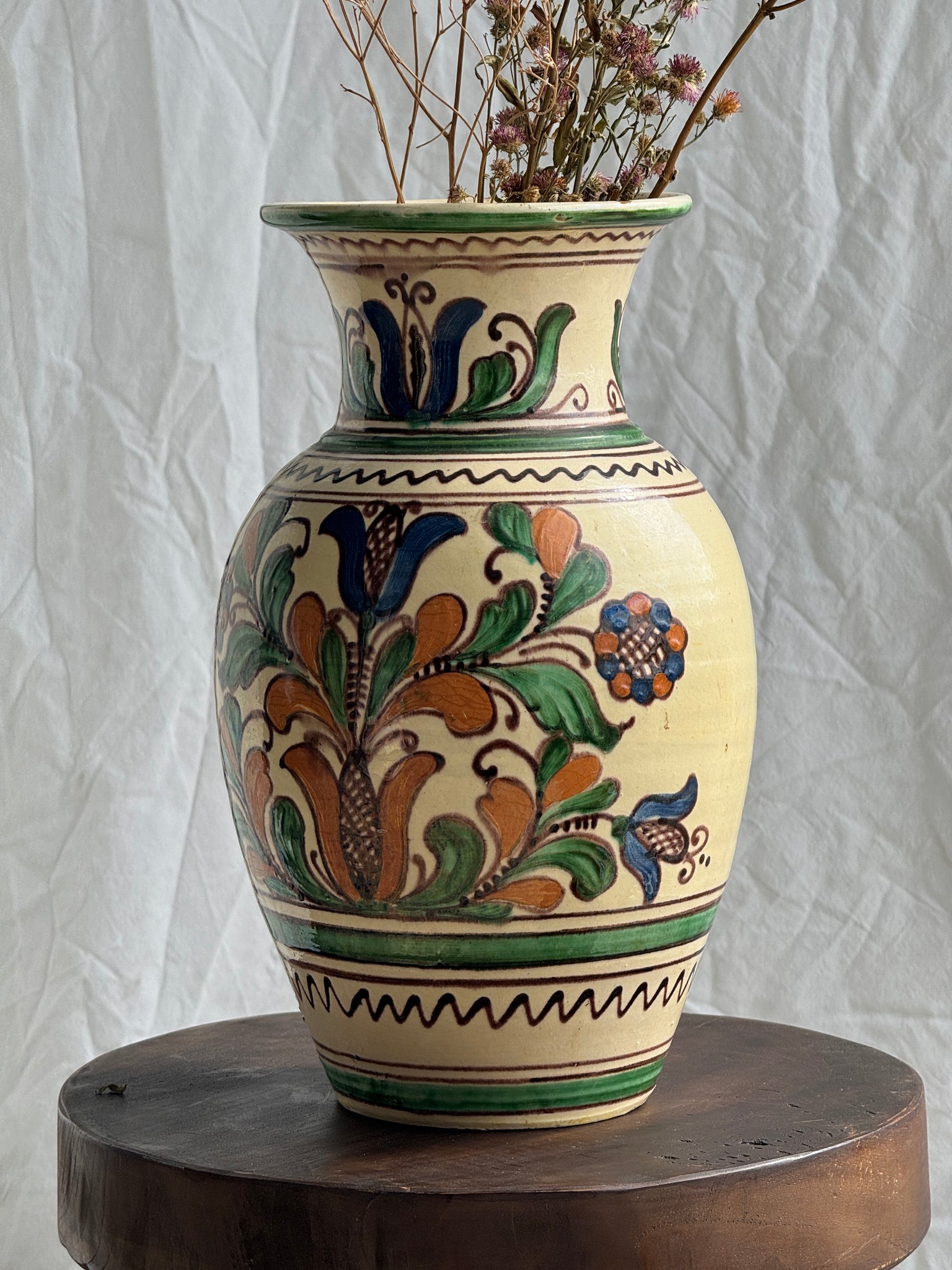 Grand vase provençal fond beige décor vert, bleu et brun de végétaux stylisés et frises géométriques H31