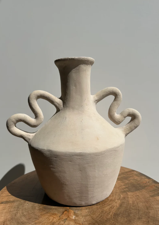 Vase artisanal en terracotta peint en beige à double anses torsadées H:28 D:32