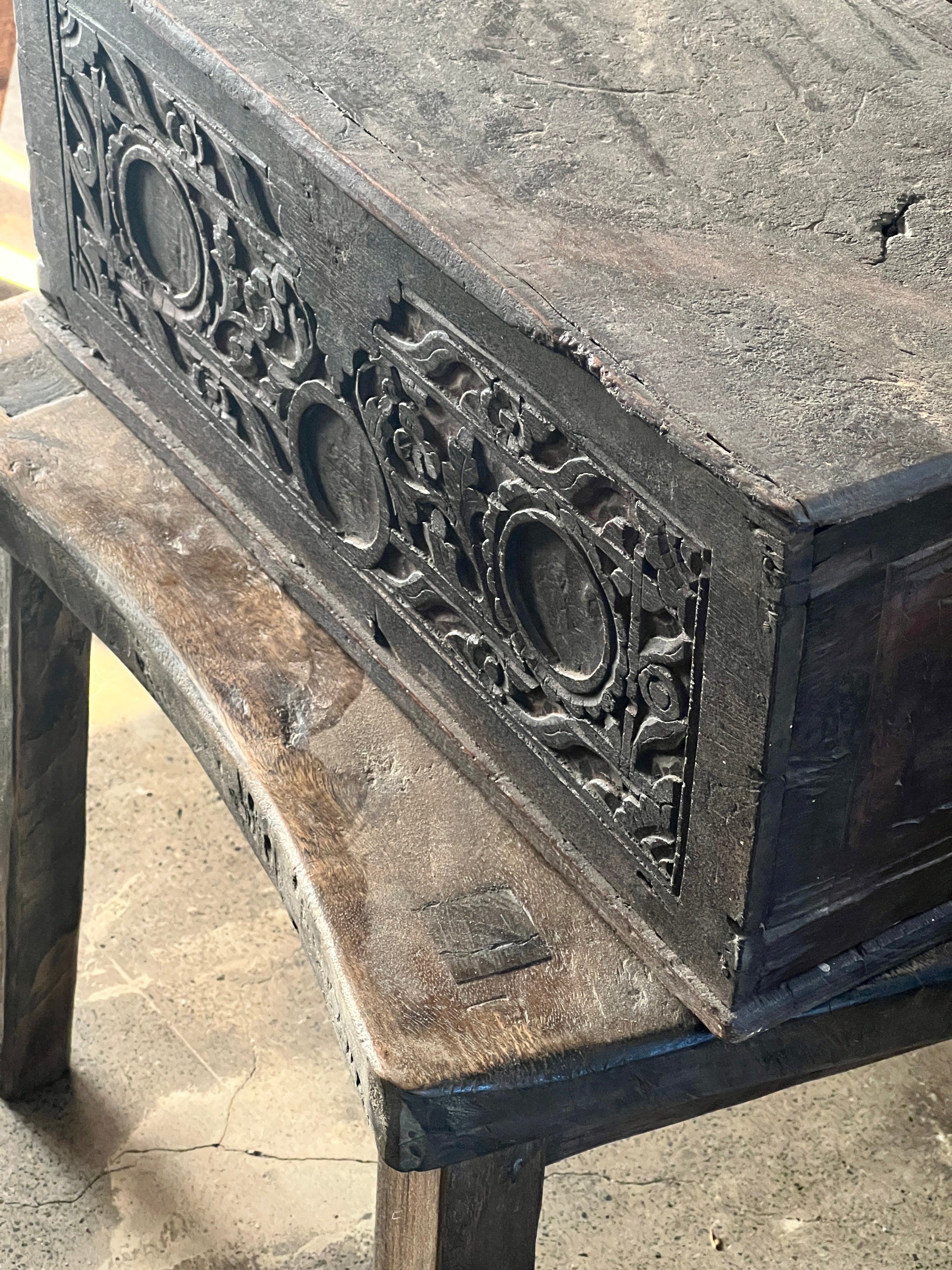 Ancien petit coffre en bois sculpté indonésien