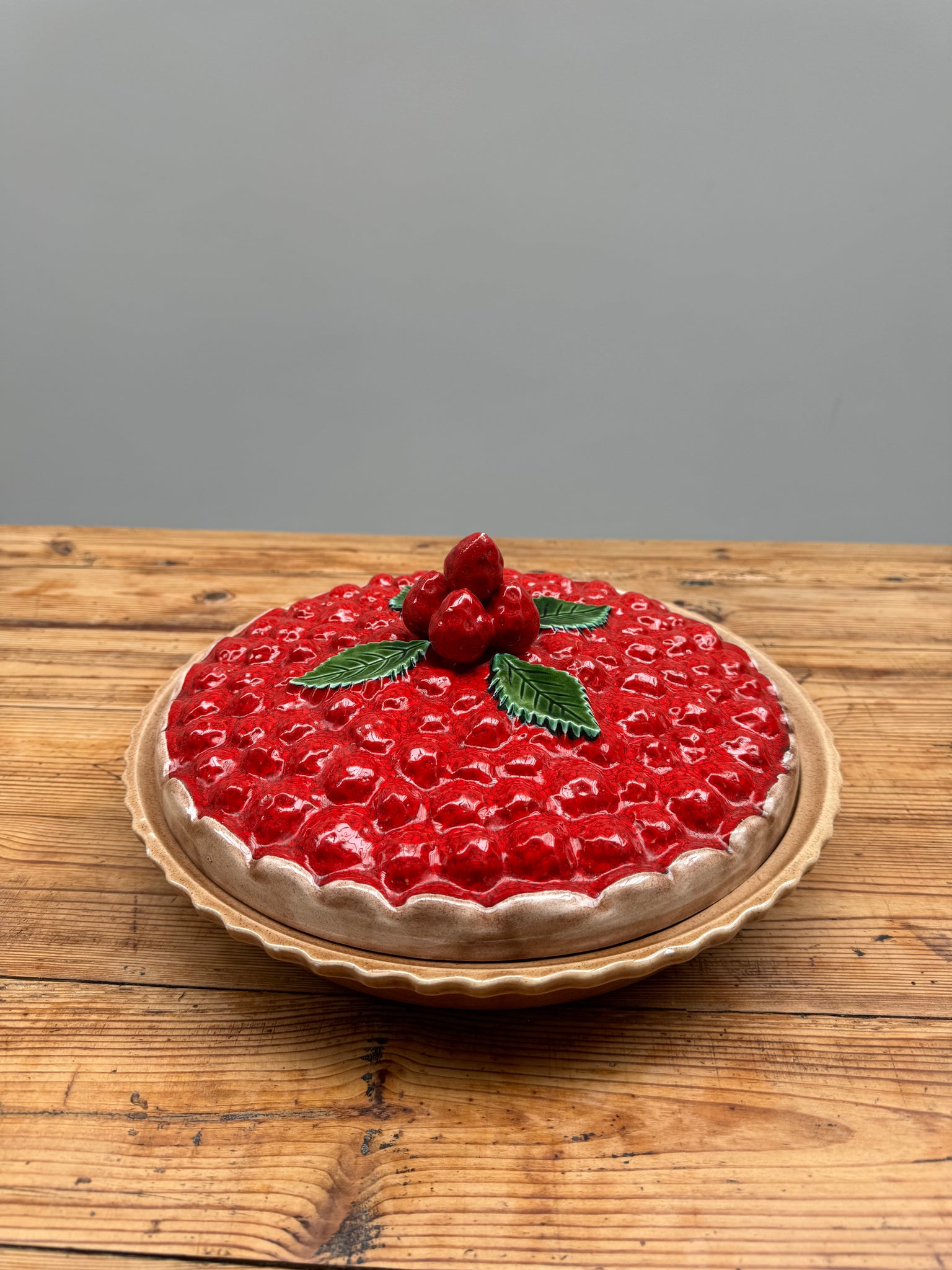 Un plat à tarte aux fraises en trompe l'œil