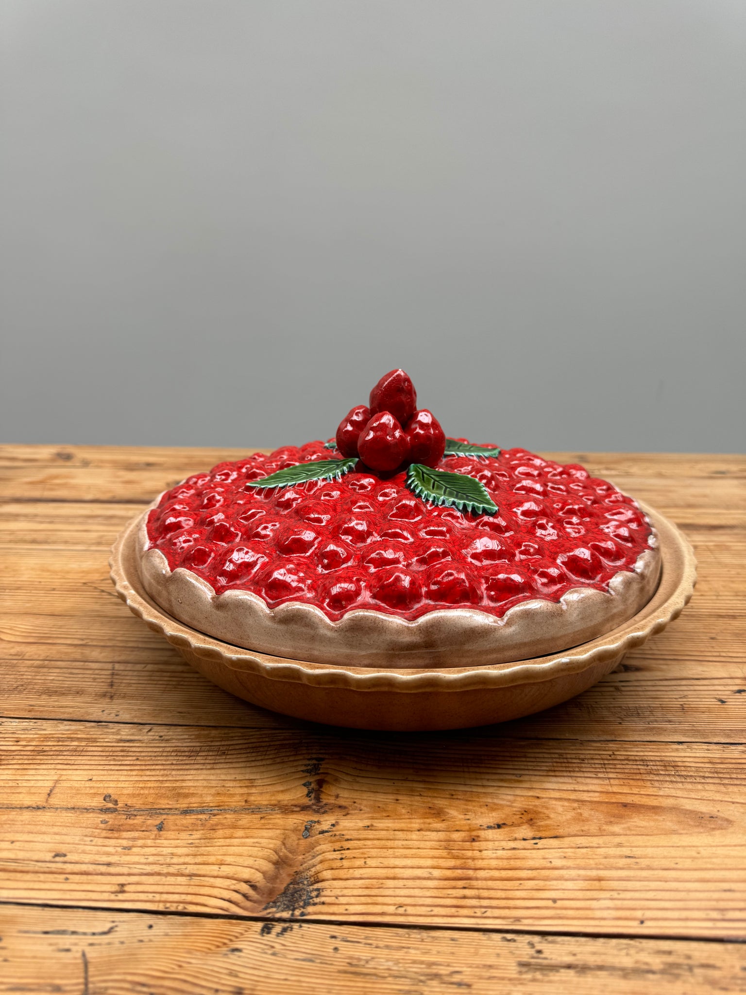 Un plat à tarte aux fraises en trompe l'œil