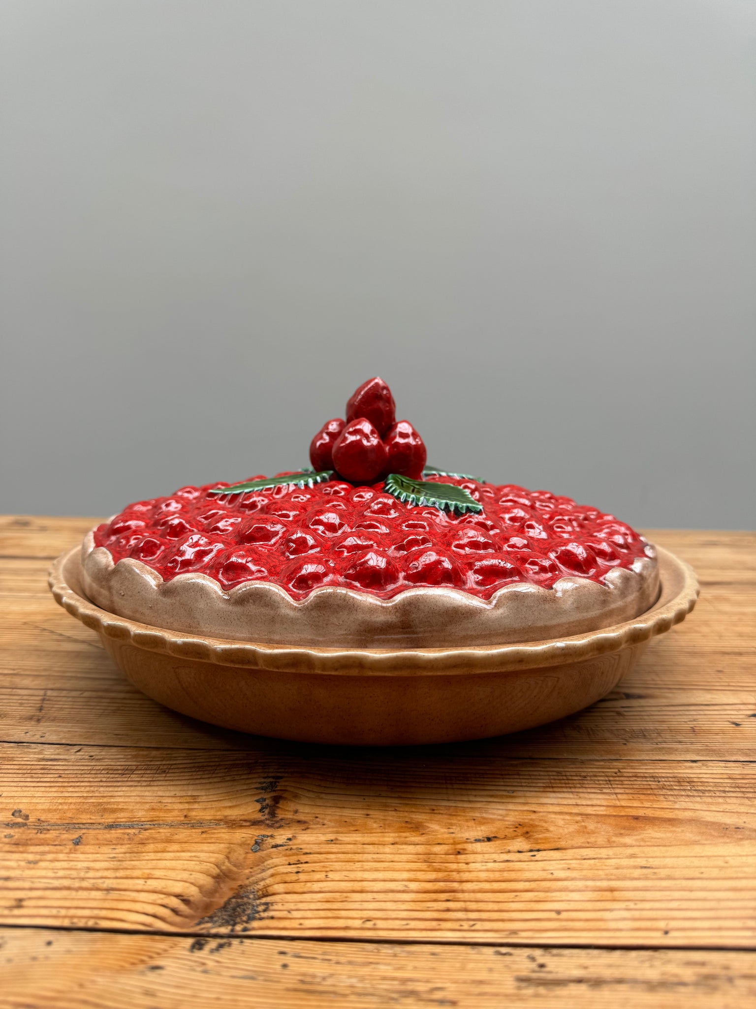 Un plat à tarte aux fraises en trompe l'œil