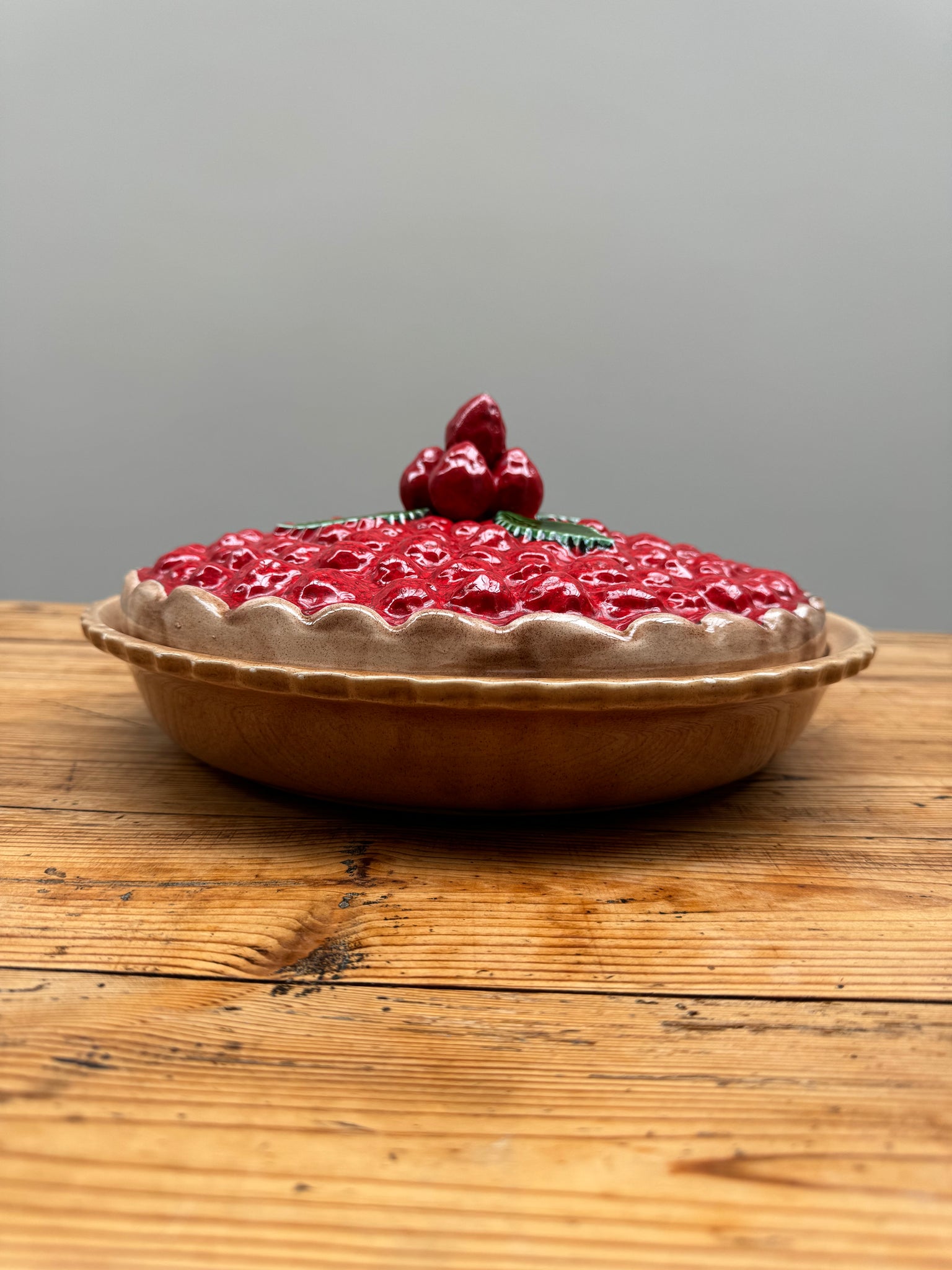 Un plat à tarte aux fraises en trompe l'œil