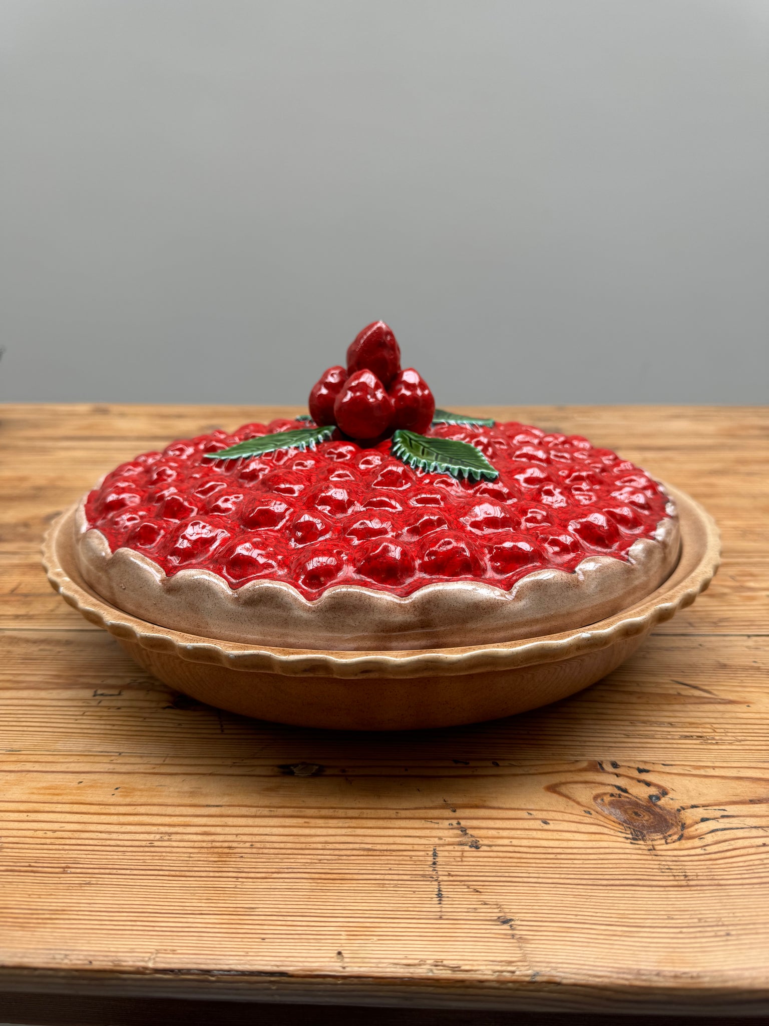 Un plat à tarte aux fraises en trompe l'œil