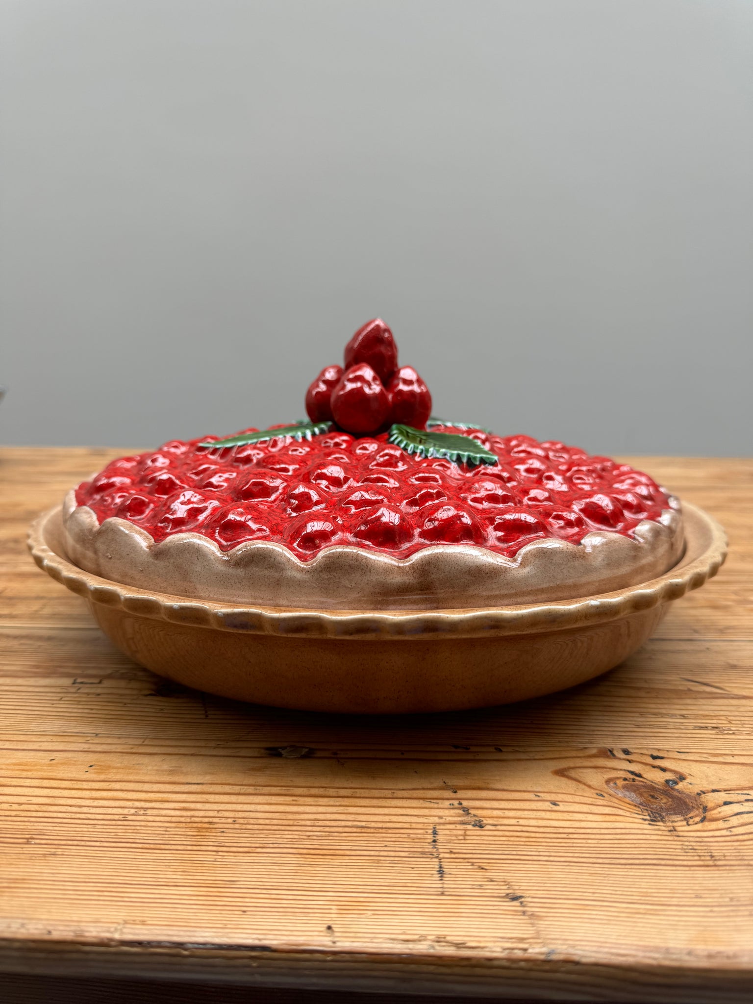 Un plat à tarte aux fraises en trompe l'œil