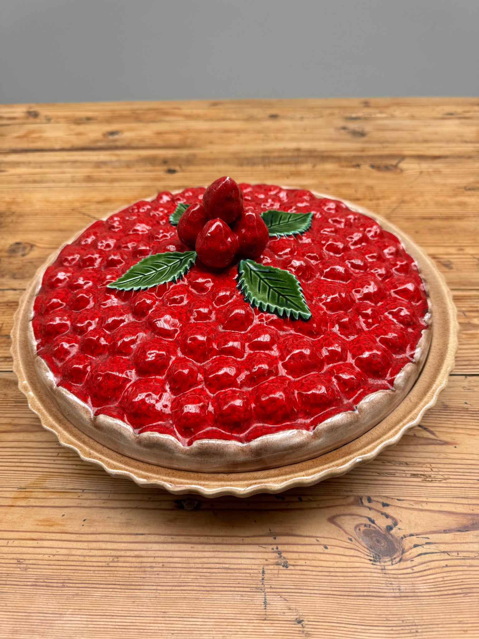 Un plat à tarte aux fraises en trompe l'œil