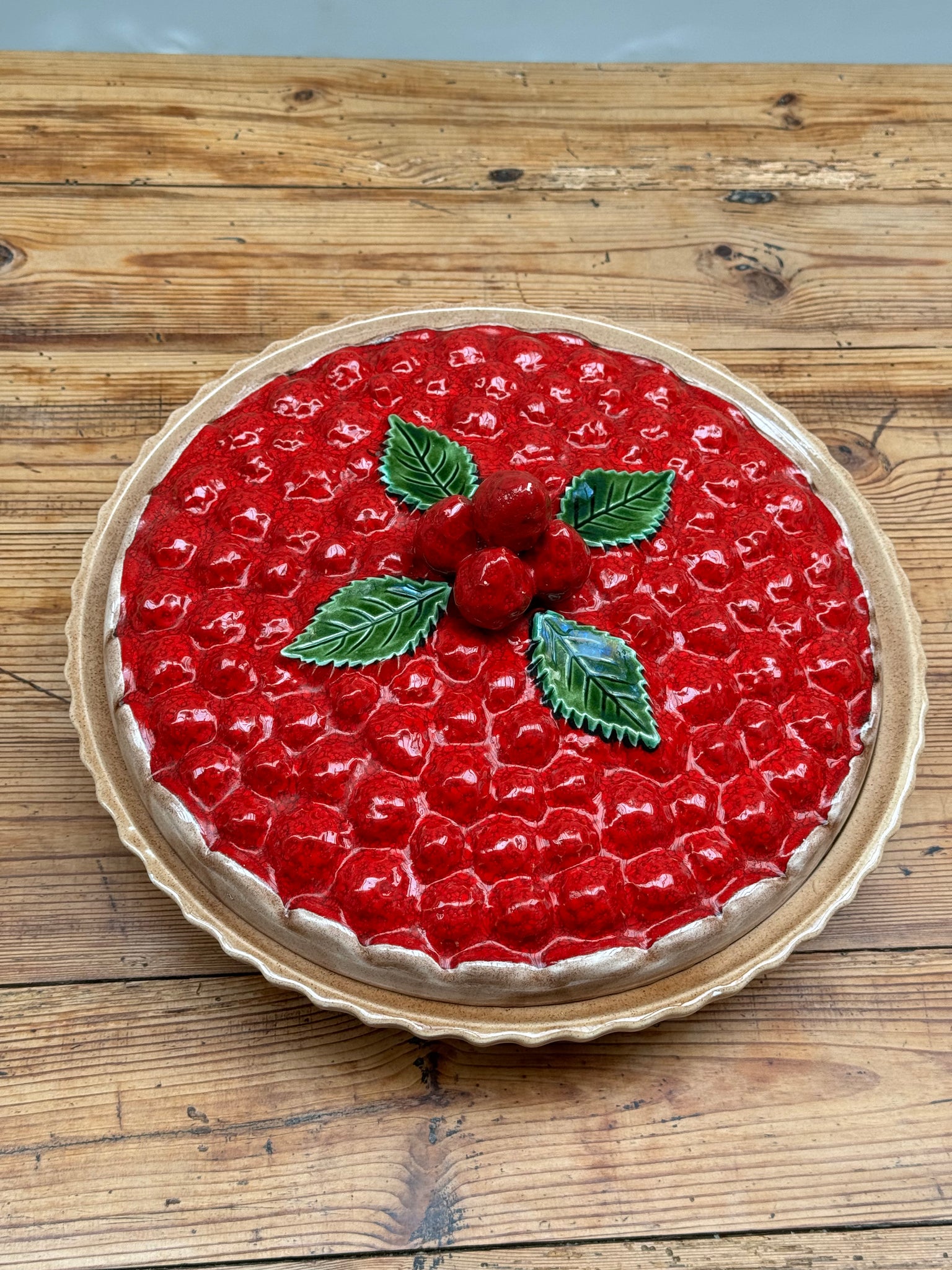 Un plat à tarte aux fraises en trompe l'œil