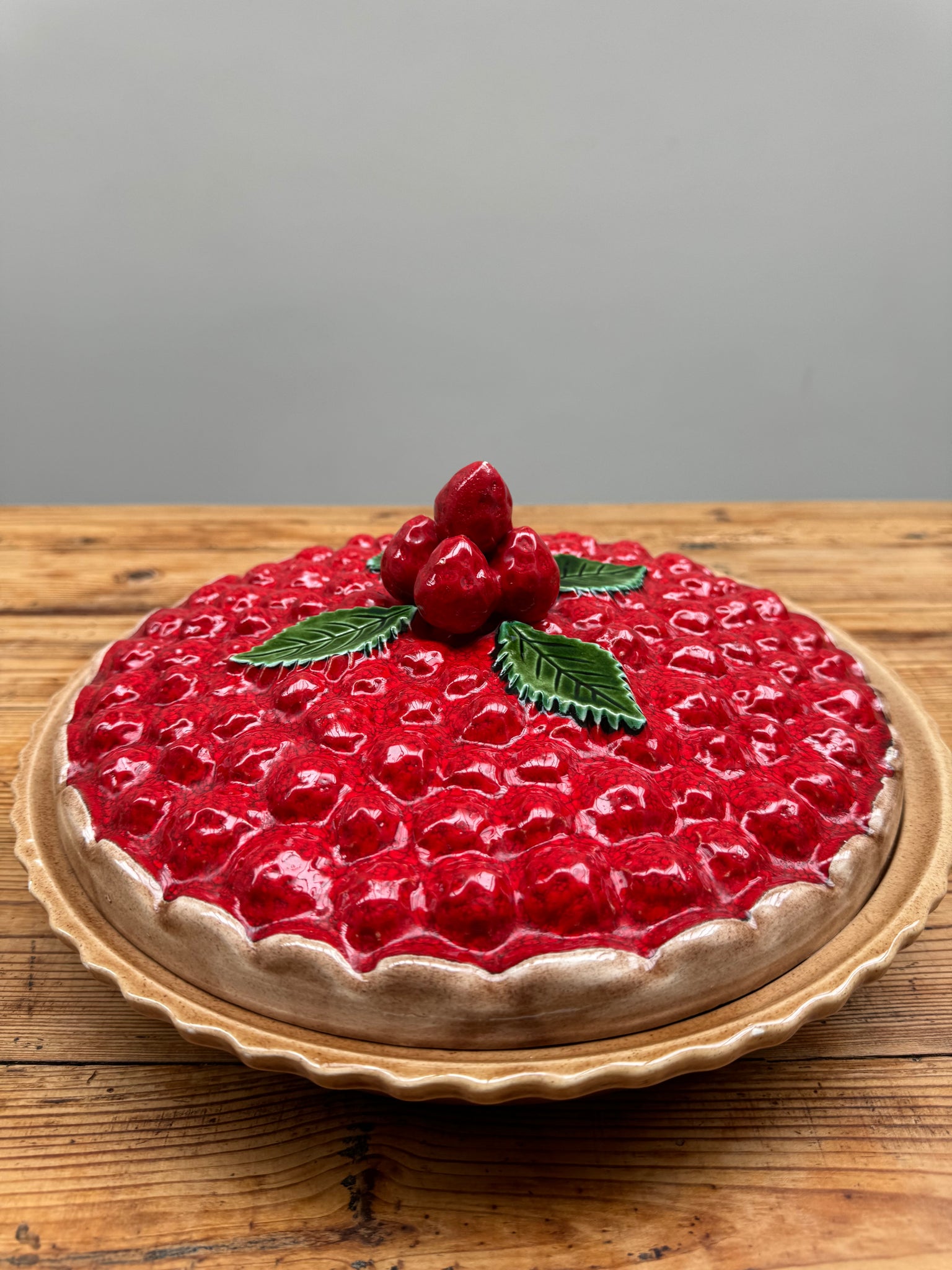 Un plat à tarte aux fraises en trompe l'œil