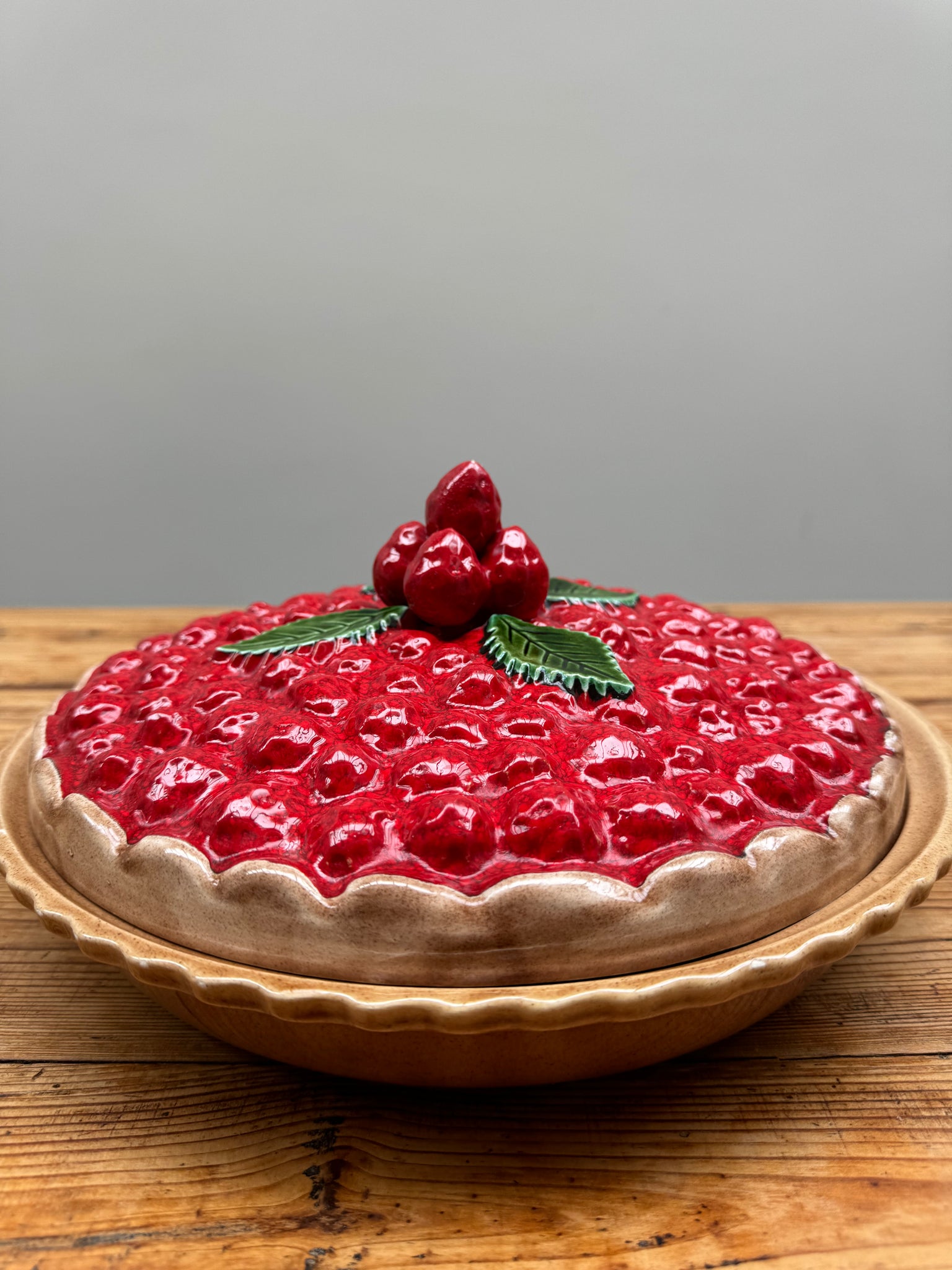 Un plat à tarte aux fraises en trompe l'œil