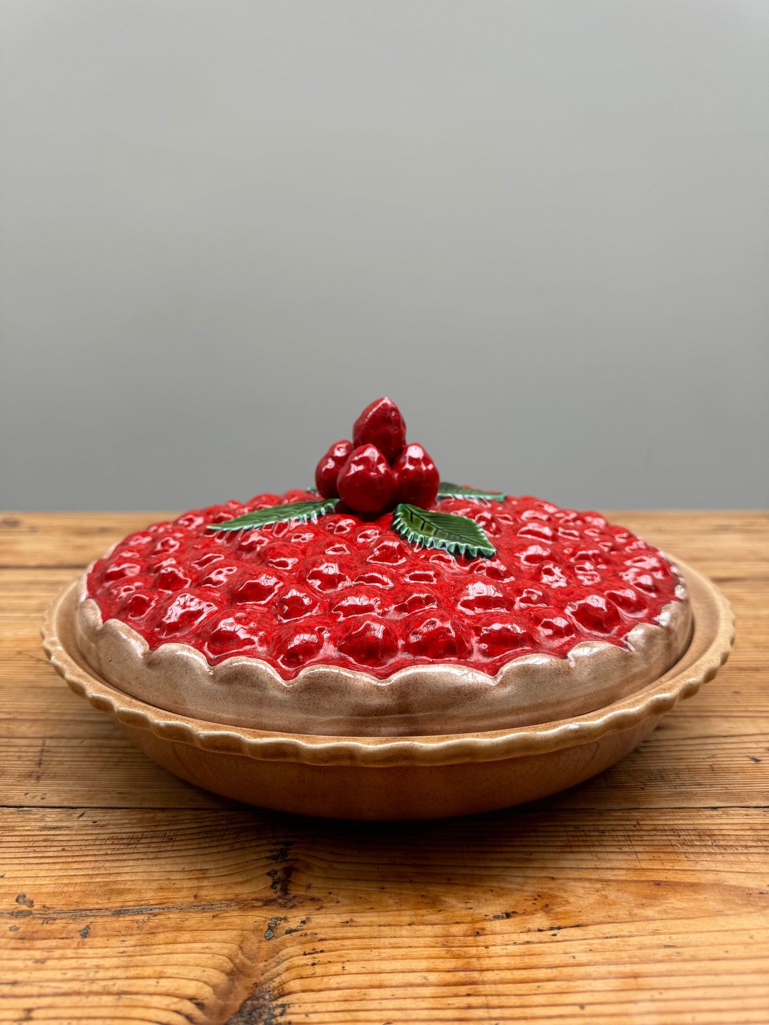 Un plat à tarte aux fraises en trompe l'œil