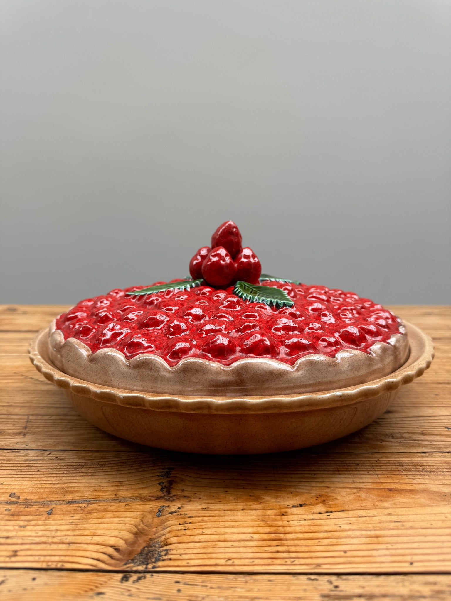 Un plat à tarte aux fraises en trompe l'œil