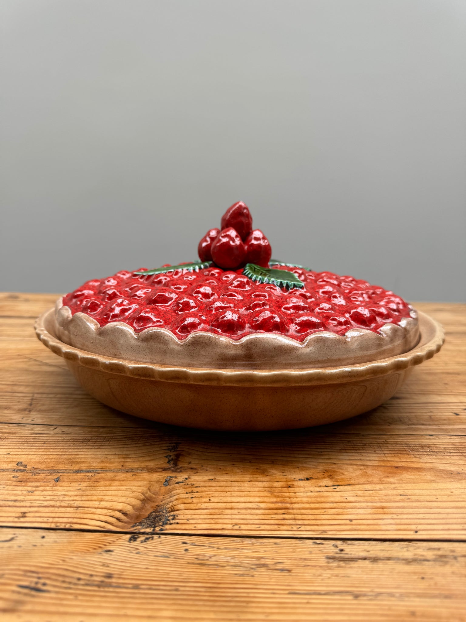 Un plat à tarte aux fraises en trompe l'œil