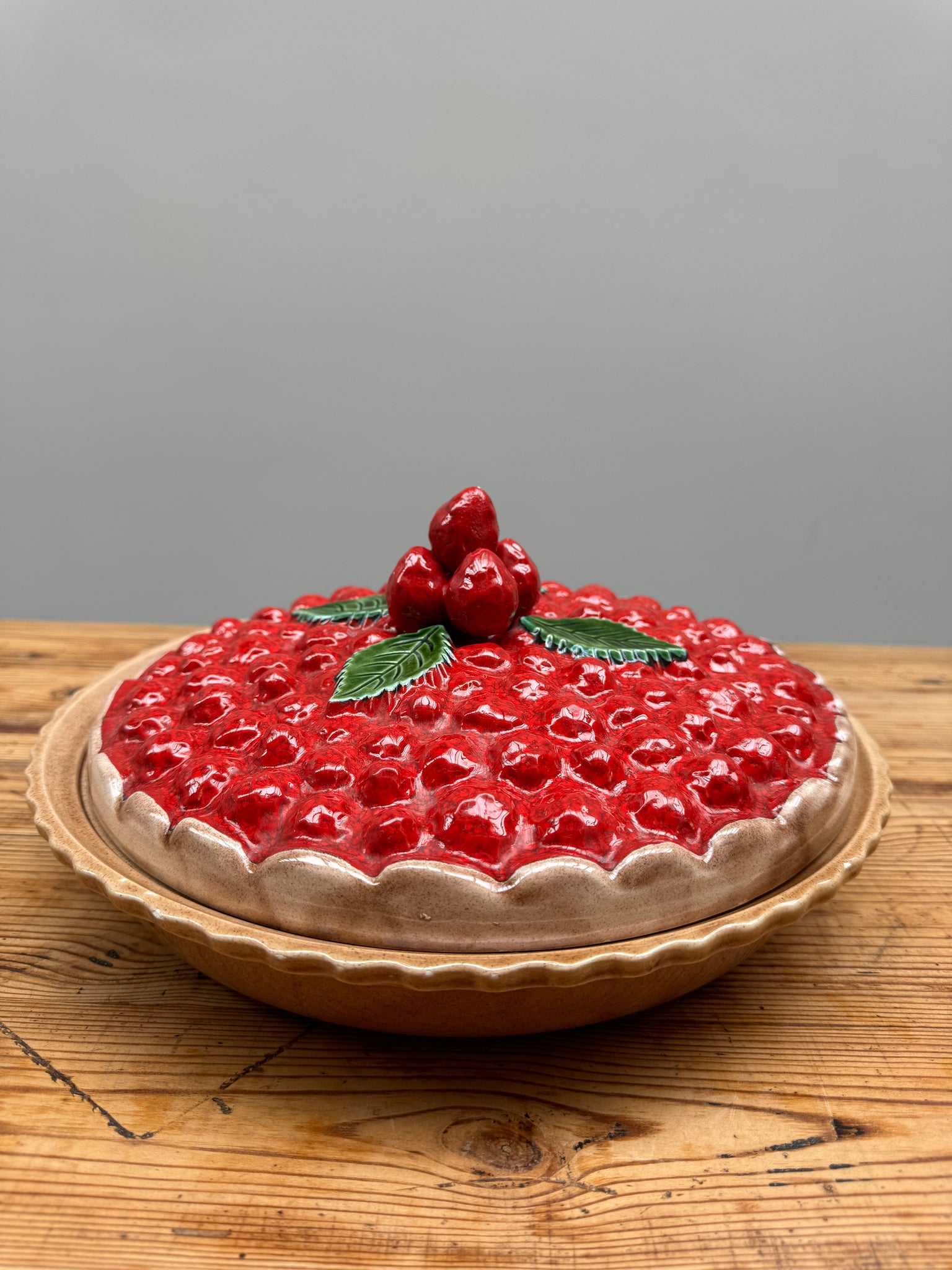 Un plat à tarte aux fraises en trompe l'œil